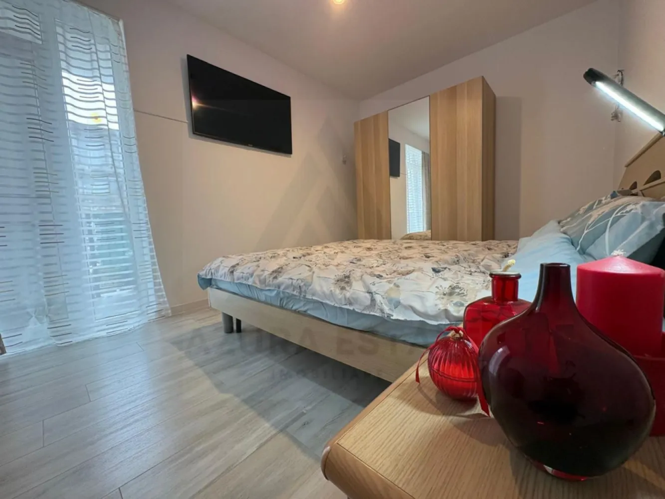Apartament modern 3 camere 83 mp utili 2 băi parcare zona Șelimbăr - Agenția imobiliara Azura Estate va propune spre vânzare un apartament cu 3 camere, cu o suprafață utilă de 83 mp utili, compus din living, 2 dormitoare, bucătărie, 2 băi (una cu cadă și una cu duș) și balcon de 12,7 mp, situat la parter, în zona Șelimbăr din Sibiu. 📍 Zona Șelimbăr este recunoscută pentru dezvoltarea rezidențială modernă și accesul rapid către oraș. În apropiere se regăsesc magazine, școli, grădinițe, centre comerciale și mijloace de transport în comun. 🌳 Zona oferă acces facil către principalele artere și către zonele comerciale importante. 🏡 Caracteristici si compartimentare: Living spațios, cu acces direct către balcon Bucătărie Dormitor matrimonial Dormitor secundar potrivit pentru copil sau birou 2 băi, una dotata cu cada si una cu cabina de dus Balcon – 12,7 mp, acces din living Grădină amenajată – poziționată în fața balconului Parter – acces facil Loc de parcare – inclus ✨ Dotări și avantaje: 🔥 Încălzire în pardoseală 🏡 Spațiu generos și compartimentare practică 🌿 Zonă liniștită, ideală pentru locuit 💶 Prețul de vânzare este de 169.000 euro!