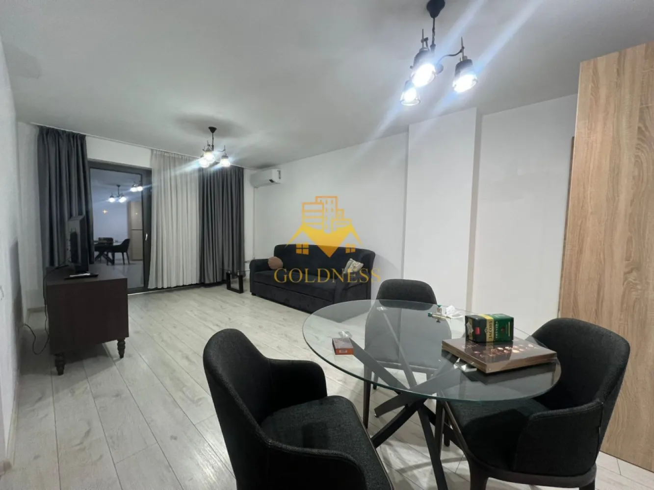 3 Camere decomandate,Central,FSEGA,Kaufland,Lidl,Iulius Mall,Marasti - GOLDNESS Imobiliare vă propune spre închiriere un apartament cu 3 camere complet mobilat și utilat, la etajul 1 într-un imobil de 10 etaje, în Cartierul Marasti. Posibilitate de parcare in zona la liber! Se află în apropierea stațiilor de transport în comun, magazine, restaurante, spații verzi, farmacii, etc. Apartamentul este compartimentat astfel: - dormitor cu pat matrimonial, dressing, noptiere,comoda - dormitor cu pat matrimonial, dressing, noptiere, comoda - living complet utilat și mobilat, canapea extensibilă, loc de servit masa,TV - bucatarie complet mobilata si utilata, loc de servit masa - baie cu cada, calorifer port prosop și dulap pentru depozitare. - terasa de 11 mp. Imobilul este dotat cu toate cele necesare- centrală proprie, frigider, aragaz, hotă, mașină de spălat haine, etc. Dacă sunteți interesați de acest apartament și doriți să îl vizionați, dar și pentru alte oferte nu ezitați să ne contactați telefonic sau prin e-mail. Vă stăm la dispoziție! Pentru intermediere se percepe un comision de 50% din prețul chiriei!