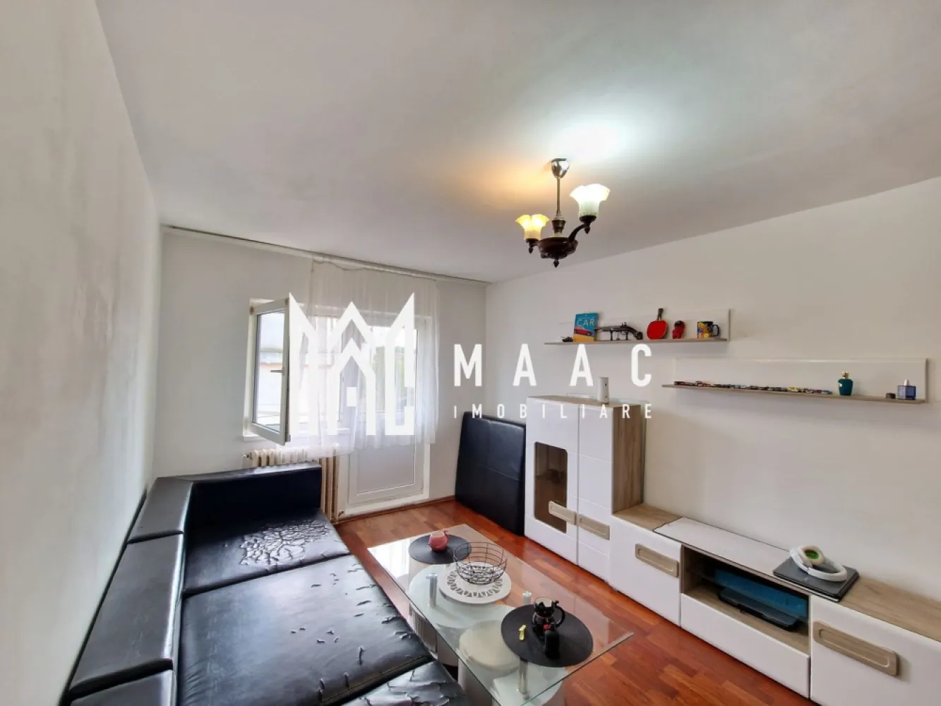 Apartament 4 Camere | 2 Bai | 2 Balcoane | 2 Bucatarii - MAAC Imobiliare vă propune spre vânzare un apartament cu 4 camere situat în cartierul Valea Aurie. Acestastă proprietate este impartită in 2 apartamente mai mici, de cate 2 camere si cu intrari separate. Primul apartament este decomandat si are 2 camere, bucatarie, baie, hol si 2 balcoane Al 2-lea apartament are 1 dormitor, bucatarie cu loc de luat masa, hol si baie. Avesta necesita renovare. Detalii proprietate: Suprafață utilă: 77 mp Compartimentare: decomandată Dotări și finisaje: Se predă complet mobilat și utilat conform fotografiilor Necesita renovare, dar starea generala este una buna Pardoseli din parchet și gresie Geamuri termopan pentru izolație termică și fonică Avantaje: Zonă liniștită, cu acces facil către magazine, școli, grădinițe și mijloace de transport Este amplasat chiar langa padurea Dumbrava, in zona Gradinii Zoologice Pentru mai multe detalii și programarea unei vizionări, vă rugăm să ne contactați menționând ID: CP2672800 }}