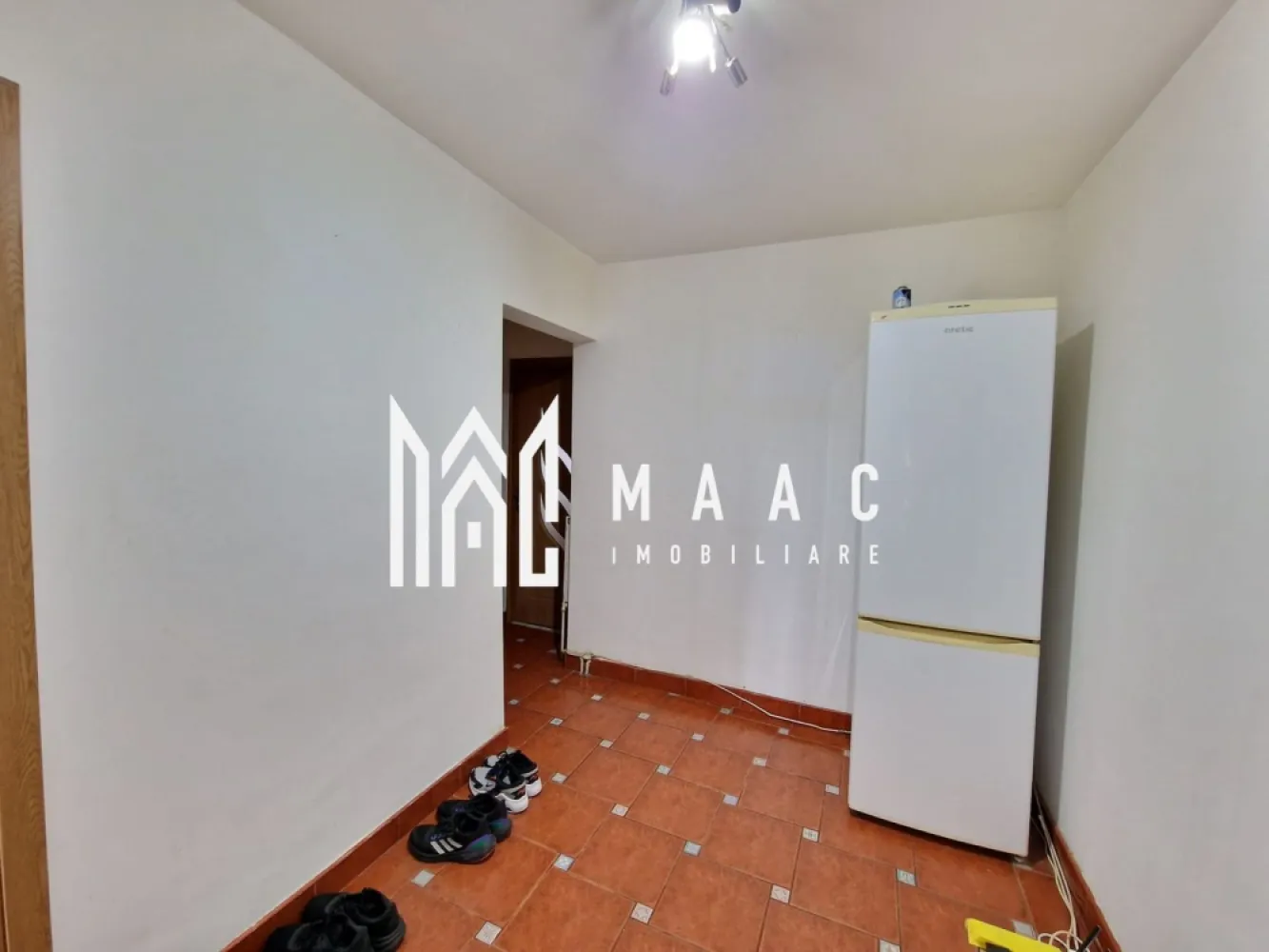 Apartament 4 Camere | 2 Bai | 2 Balcoane | 2 Bucatarii - MAAC Imobiliare vă propune spre vânzare un apartament cu 4 camere situat în cartierul Valea Aurie. Acestastă proprietate este impartită in 2 apartamente mai mici, de cate 2 camere si cu intrari separate. Primul apartament este decomandat si are 2 camere, bucatarie, baie, hol si 2 balcoane Al 2-lea apartament are 1 dormitor, bucatarie cu loc de luat masa, hol si baie. Avesta necesita renovare. Detalii proprietate: Suprafață utilă: 77 mp Compartimentare: decomandată Dotări și finisaje: Se predă complet mobilat și utilat conform fotografiilor Necesita renovare, dar starea generala este una buna Pardoseli din parchet și gresie Geamuri termopan pentru izolație termică și fonică Avantaje: Zonă liniștită, cu acces facil către magazine, școli, grădinițe și mijloace de transport Este amplasat chiar langa padurea Dumbrava, in zona Gradinii Zoologice Pentru mai multe detalii și programarea unei vizionări, vă rugăm să ne contactați menționând ID: CP2672800 }}