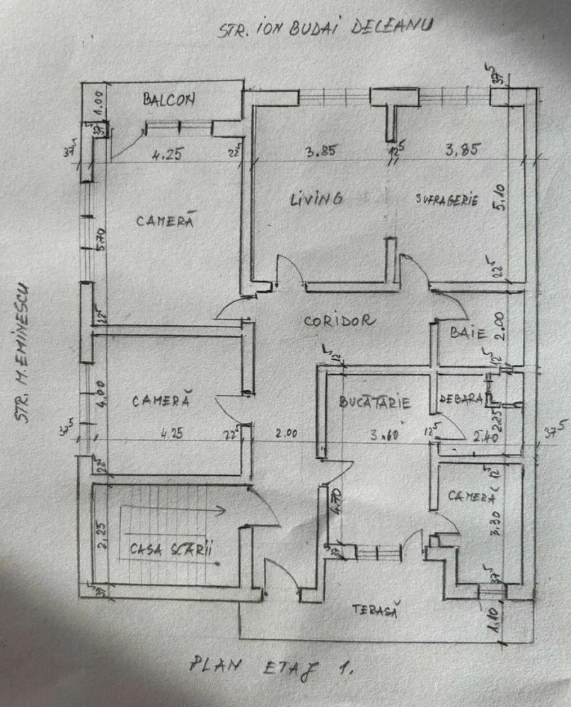 BRASADAS vinde Ap și Sp comercial în casă zona CENTRALA. - Agenția imobiliara BRASADAS vinde apartament cu o suprafață utilă de 160mp, aflat la etajul întâi al unei case cu trei nivele (demisol+ parter+etaj 1) de asemenea și spațiul comercial situat la demisolul casei cu o suprafață utilă de 45 mp. Apartamentul este compus din: 5 camere decomandate, o baie, o bucătărie, o cămară de alimente, un coridor, o terasă, un balcon, conform planului etajului 1 din poză. Apartamentul este racordat la toate utilitățile, are contor digital pentru apă, contor separat pentru gaz și contor pentru curent electric separat pentru apartament. Are încălzire centrală cu microcentrală termică în condensație pe gaz. Spațiul comercial a funcționat ca și magazin și este dotat cu încălzire centrală și aer condiționat, conform schiței demisol din poză. Casa este construită în anul 1969 din cărămidă, are fundație din beton armat, geamuri din termopan. Casa scării și podul sunt comune cu apartamentul de la parter. Pentru mai multe oferte accesați www.brasadas.com.