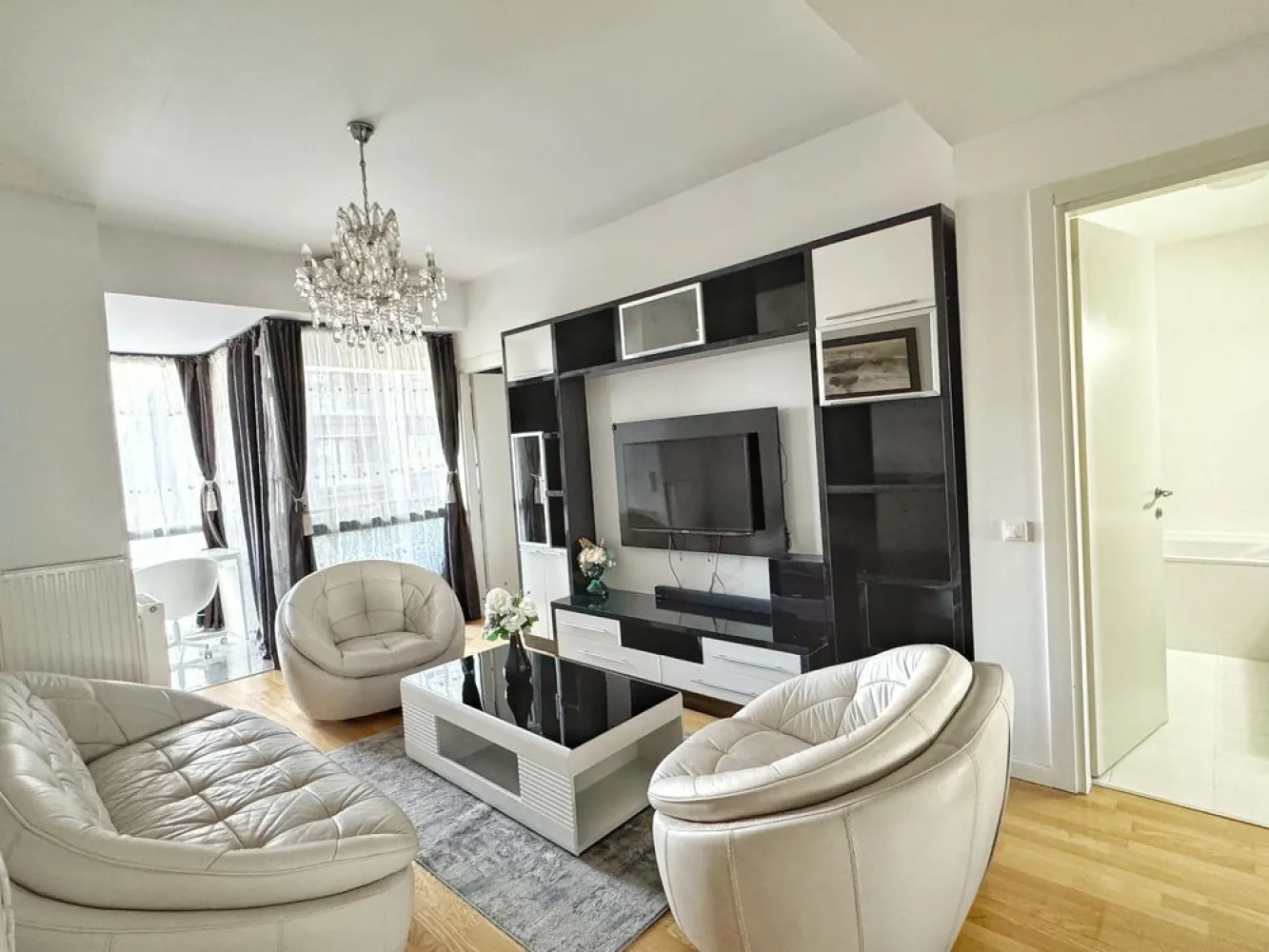 BRASADAS închiriază ap 2 cam etaj 2 50mp UNIRII tip Studio. - Agenția imobiliara BRASADAS închiriază apartament două camere tip studio, spațios și complet mobilat, situat într-un bloc rezidențial construit în 2012 in zona Unirii/Muncii – una dintre cele mai căutate zone din București. Detalii apartament: • Suprafață: 50 mp, cu balcon mare și vedere spre curtea interioară (fără zgomot) • Etaj: 2/Bloc cu lift • Compartimentare modernă, deschisă, ideală pentru o persoană sau un cuplu • Disponibil imediat pentru închiriere. Dotări și facilități: • Electrocasnice Franke: plită electrică, cuptor electric • Mașină de spălat rufe, frigider, 2 televizoare etc • 2 aparate de aer condiționat • Cablu TV și internet disponibile • Supraveghere video și pază 24/7 • Încălzire centralizată (bloc) • Balcon spațios, ideal pentru relaxare Extra: • Posibilitatea de a parca în fața scării pe termen limitat și loc de parcare vizitatori. • Stații de încărcare electrică pentru autovehicule în fața scării. • Posibilitate de închiriere loc de parcare subteran (încălzit). • Ghenă de gunoi subterană + suport biciclete subteran încălzit. • La cerere, în apartament se pot face mici modificări/schimbare mobilier pentru confortul chiriașului. Preț chirie: 600 €/lună, înregistrat la ANAF, fără alte costuri pentru chiriaș. (Parcarea se poate închiria separat, la cerere). Contract pe minim 18 luni. Nu acceptăm animale de companie. Pentru mai multe oferte accesați www.brasadas.com.