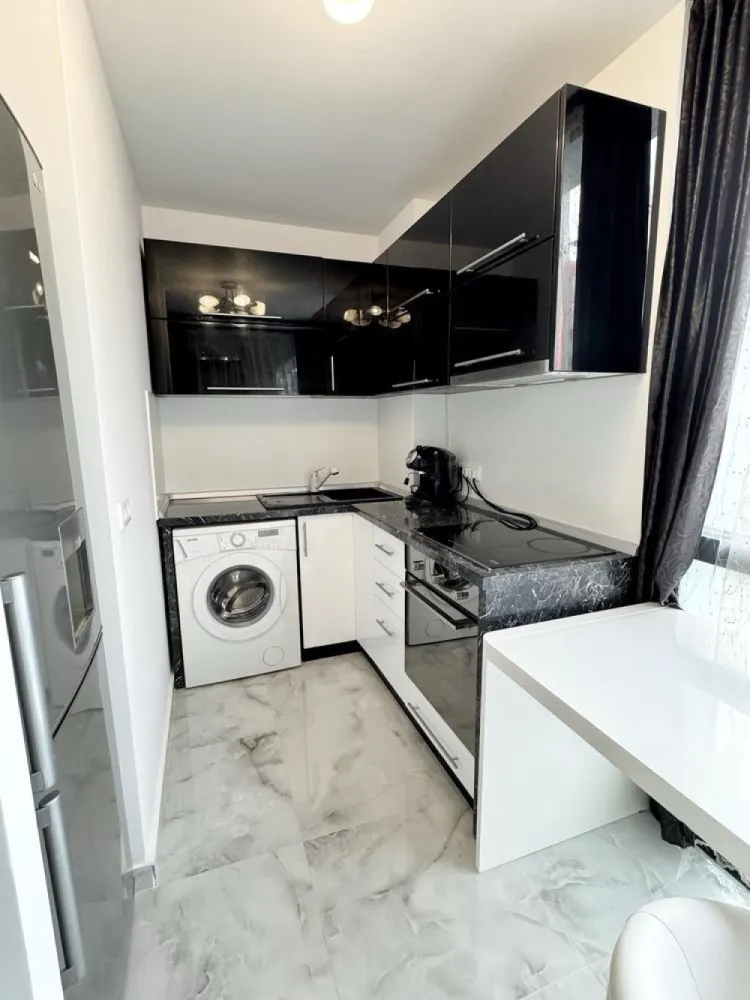 BRASADAS închiriază ap 2 cam etaj 2 50mp UNIRII tip Studio. - Agenția imobiliara BRASADAS închiriază apartament două camere tip studio, spațios și complet mobilat, situat într-un bloc rezidențial construit în 2012 in zona Unirii/Muncii – una dintre cele mai căutate zone din București. Detalii apartament: • Suprafață: 50 mp, cu balcon mare și vedere spre curtea interioară (fără zgomot) • Etaj: 2/Bloc cu lift • Compartimentare modernă, deschisă, ideală pentru o persoană sau un cuplu • Disponibil imediat pentru închiriere. Dotări și facilități: • Electrocasnice Franke: plită electrică, cuptor electric • Mașină de spălat rufe, frigider, 2 televizoare etc • 2 aparate de aer condiționat • Cablu TV și internet disponibile • Supraveghere video și pază 24/7 • Încălzire centralizată (bloc) • Balcon spațios, ideal pentru relaxare Extra: • Posibilitatea de a parca în fața scării pe termen limitat și loc de parcare vizitatori. • Stații de încărcare electrică pentru autovehicule în fața scării. • Posibilitate de închiriere loc de parcare subteran (încălzit). • Ghenă de gunoi subterană + suport biciclete subteran încălzit. • La cerere, în apartament se pot face mici modificări/schimbare mobilier pentru confortul chiriașului. Preț chirie: 600 €/lună, înregistrat la ANAF, fără alte costuri pentru chiriaș. (Parcarea se poate închiria separat, la cerere). Contract pe minim 18 luni. Nu acceptăm animale de companie. Pentru mai multe oferte accesați www.brasadas.com.