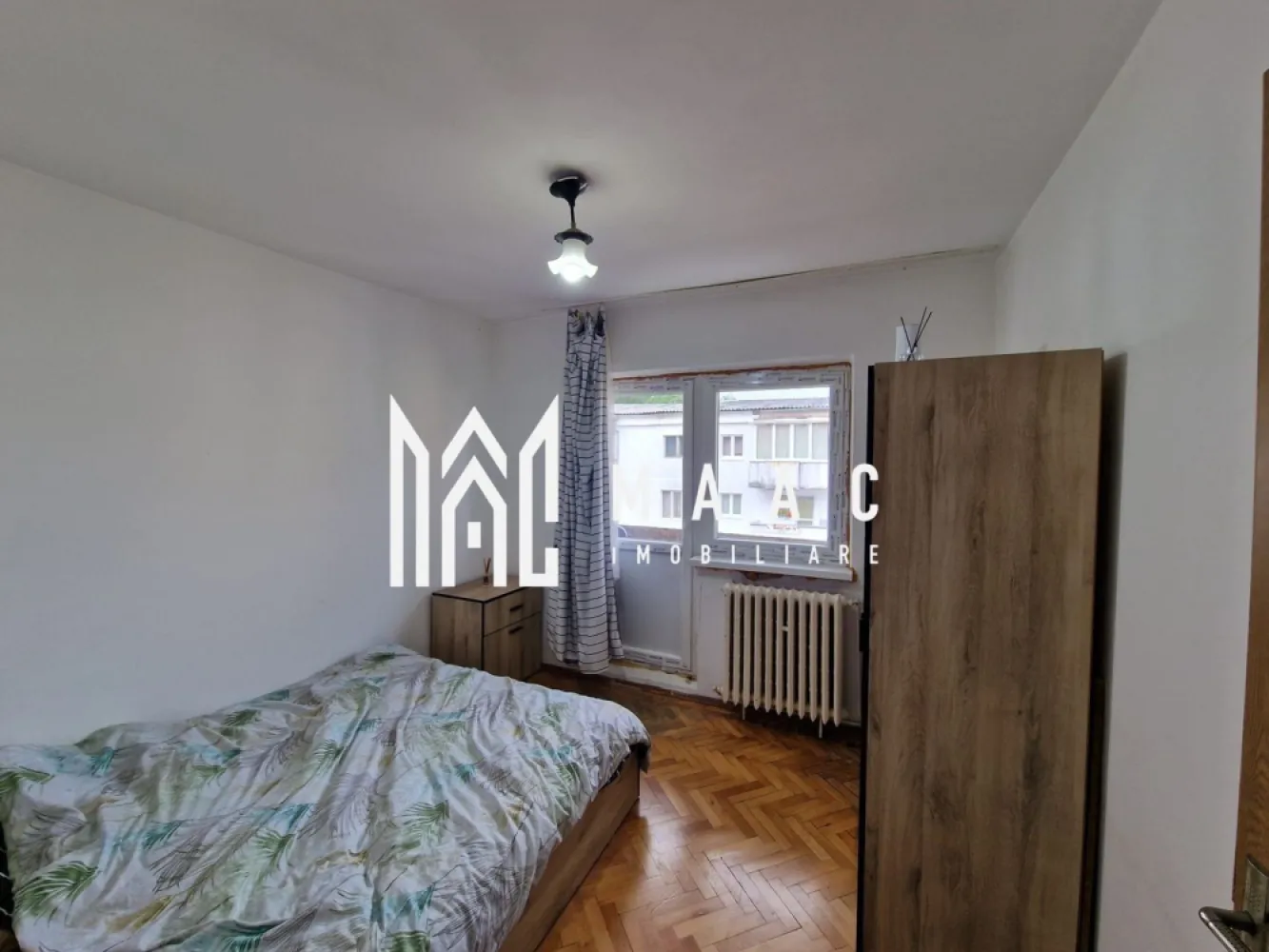Apartament 4 Camere | 2 Bai | 2 Balcoane | 2 Bucatarii - MAAC Imobiliare vă propune spre vânzare un apartament cu 4 camere situat în cartierul Valea Aurie. Acestastă proprietate este impartită in 2 apartamente mai mici, de cate 2 camere si cu intrari separate. Primul apartament este decomandat si are 2 camere, bucatarie, baie, hol si 2 balcoane Al 2-lea apartament are 1 dormitor, bucatarie cu loc de luat masa, hol si baie. Avesta necesita renovare. Detalii proprietate: Suprafață utilă: 77 mp Compartimentare: decomandată Dotări și finisaje: Se predă complet mobilat și utilat conform fotografiilor Necesita renovare, dar starea generala este una buna Pardoseli din parchet și gresie Geamuri termopan pentru izolație termică și fonică Avantaje: Zonă liniștită, cu acces facil către magazine, școli, grădinițe și mijloace de transport Este amplasat chiar langa padurea Dumbrava, in zona Gradinii Zoologice Pentru mai multe detalii și programarea unei vizionări, vă rugăm să ne contactați menționând ID: CP2672800 }}