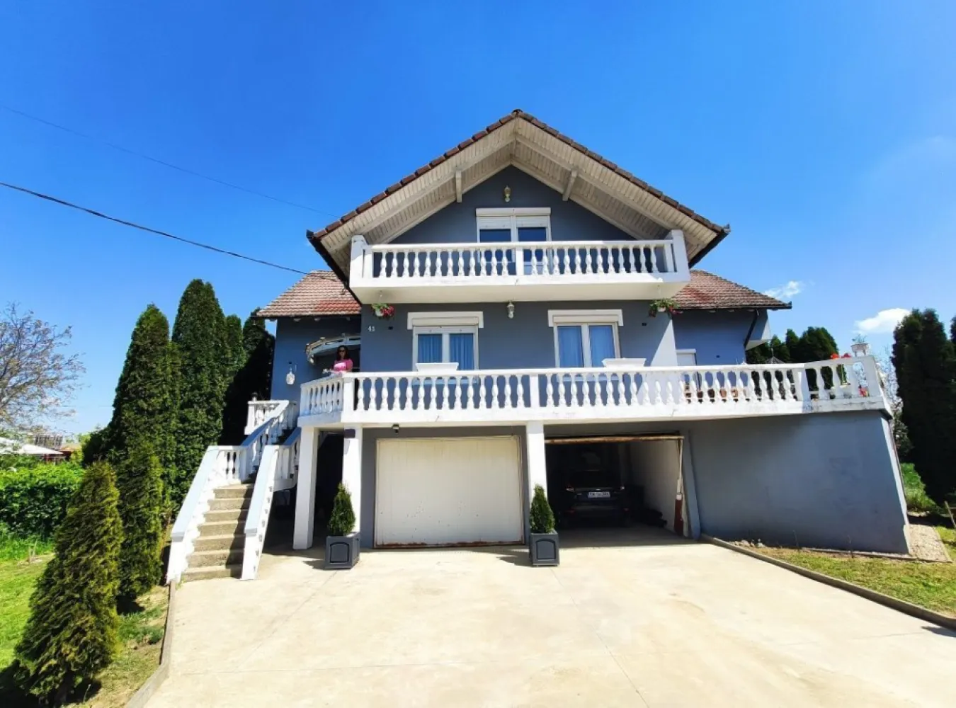 BRASADAS vinde casa cu 7 camere si teren 890mp în Decebal. - Agenția imobiliara BRASADAS vinde o casă modernă, spațioasă, situată într-o zonă liniștită din localitatea Decebal, la doar 15 minute de centrul orașului Satu Mare. Proprietatea dispune de dotări premium, un teren generos și este ideală atât pentru locuință personală, cât și pentru investiție. Detalii proprietate: Suprafață construită: 405 mp ( 135 pe nivel) Suprafață teren: 890 mp Front stradal: 20 m 7 camere Bucătărie open space cu living, oferind un spațiu generos și luminosBeci spațios, care poate fi amenajat după bunul plac al viitorului proprietar. Dotări și finisaje:Casă complet finisată Panouri solare pentru eficiență energetică Sistem de climatizare Geamuri termopan Încălzire cu centrală proprie pe gaz sau semineu Teren îngrădit Utilități: apă, gaz, curent, canalizare Pentru mai multe oferte accesați www.brasadas.com.