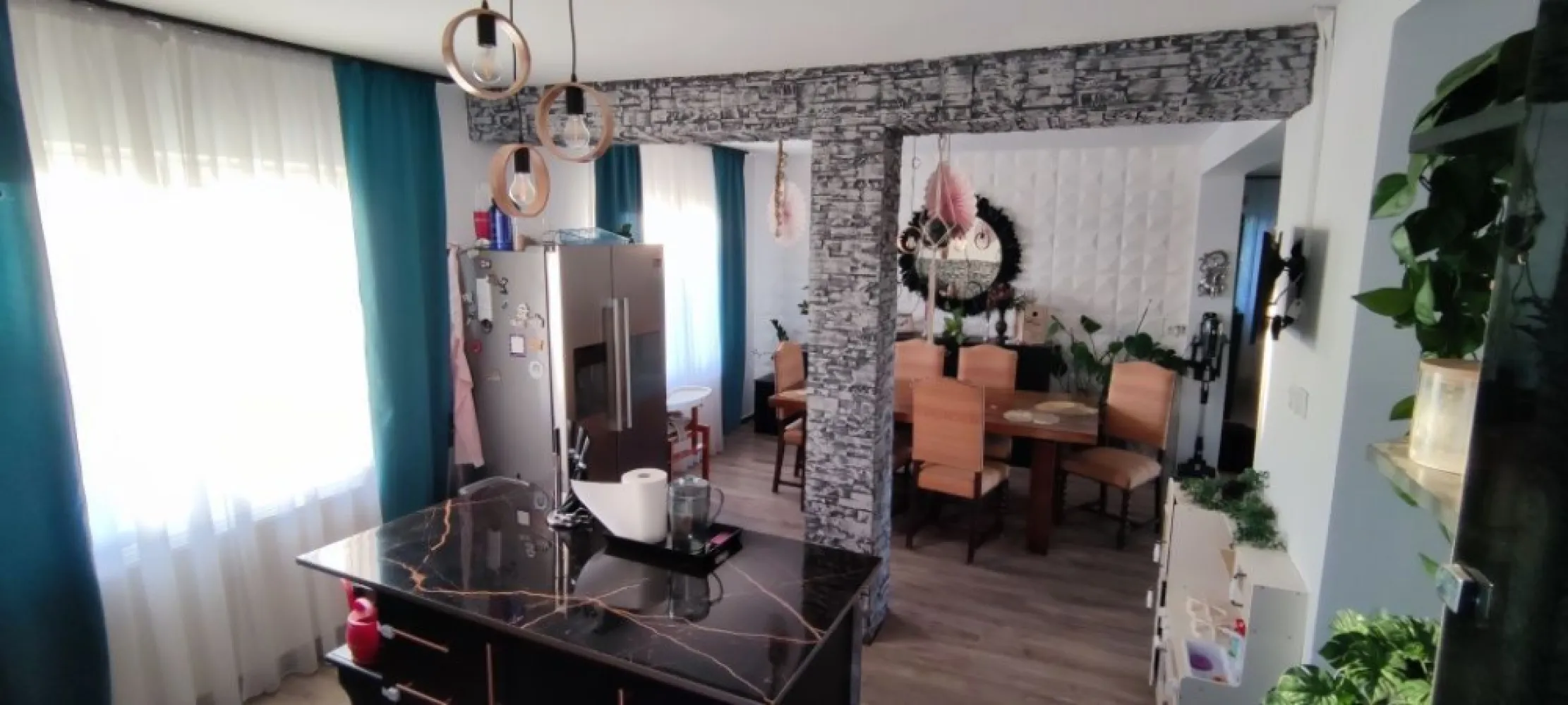 BRASADAS vinde casa cu 7 camere si teren 890mp în Decebal. - Agenția imobiliara BRASADAS vinde o casă modernă, spațioasă, situată într-o zonă liniștită din localitatea Decebal, la doar 15 minute de centrul orașului Satu Mare. Proprietatea dispune de dotări premium, un teren generos și este ideală atât pentru locuință personală, cât și pentru investiție. Detalii proprietate: Suprafață construită: 405 mp ( 135 pe nivel) Suprafață teren: 890 mp Front stradal: 20 m 7 camere Bucătărie open space cu living, oferind un spațiu generos și luminosBeci spațios, care poate fi amenajat după bunul plac al viitorului proprietar. Dotări și finisaje:Casă complet finisată Panouri solare pentru eficiență energetică Sistem de climatizare Geamuri termopan Încălzire cu centrală proprie pe gaz sau semineu Teren îngrădit Utilități: apă, gaz, curent, canalizare Pentru mai multe oferte accesați www.brasadas.com.