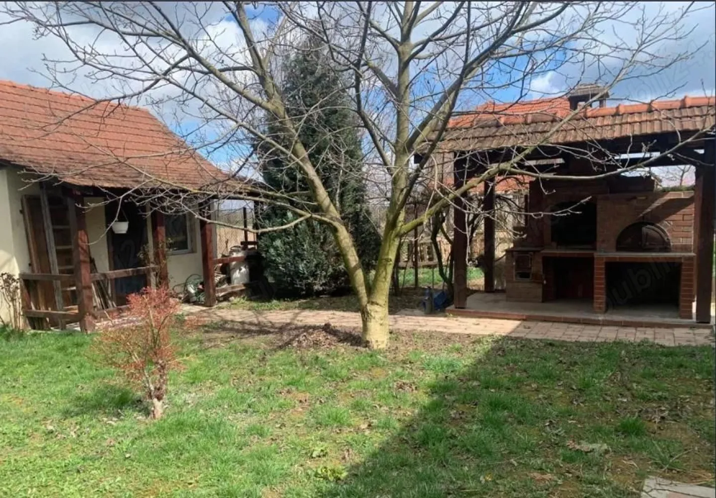 BRASADAS vinde casa cu 3 cam teren 770mp in Lazuri. - Agenția imobiliara BRASADAS vinde casa constructie noua in localitatea Lazuri , cu suprafata de 150 mp si teren aferent de 770 mp . Imobilul dispune de ; 2 dormitoare , 1 bucatarie open space , 1 living , 2 bai . 2 terase , acces auto , curte amenajata . Incalzire cu centrala pe peleti , geamuri , usi termopane , gresiat , faiantat , parchet laminat , izolatie exterioara. Pentru mai multe oferte accesați www.brasadas.com.