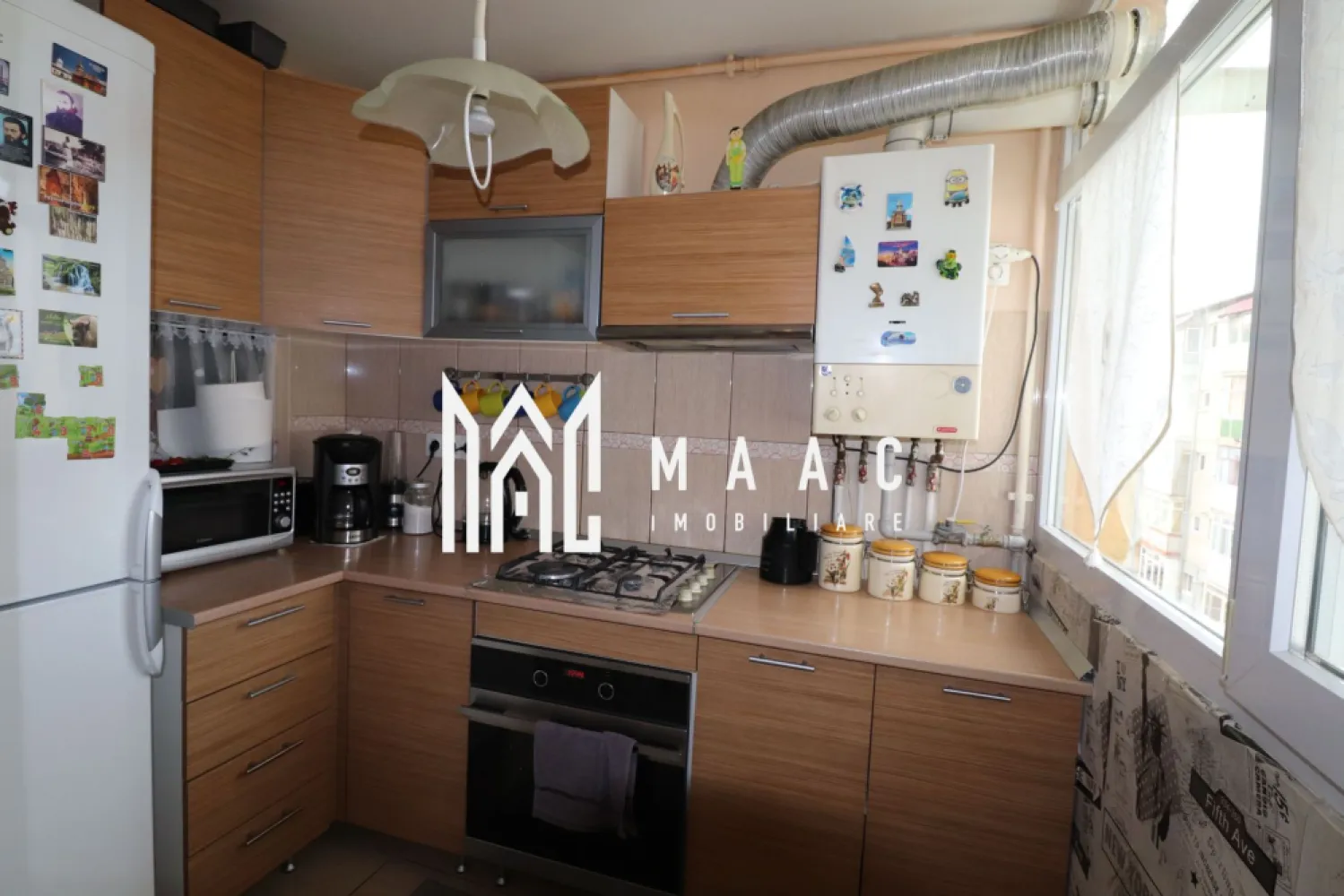Apartament 4 camere | Decomandat | Balcon | Hipodrom IV - MAAC Imobiliare va propune spre vanzare un apartament cu 3 dormitoare + living, decomandat, in zona Hipodrom IV. Apartamentul dispune de o suprafata utila de 70 mp si este compartimentat astfel: 3 dormitoare, 1 living, bucatarie, baie cu geam, inca o incapere care se poate transforma in baie de serviciu, hol, balcon. Acesta este situat la etajul 4 din 4. Apartamentul mai dispune de centrala proprie, calorifere, gresie, faianta, termopane, usa metalica. Se vinde mobilat si utilat. Se accepta si credit ipotecar, prima casa. Pentru mai multe detalii, precizati telefonic ca ati vazut anuntul cu ID: CP2673435 }}