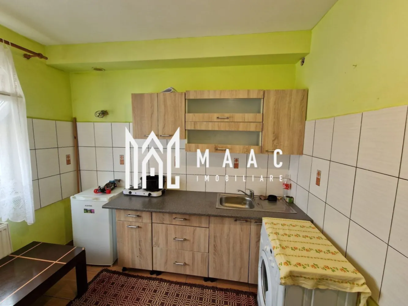 Apartament 4 Camere | 2 Bai | 2 Balcoane | 2 Bucatarii - MAAC Imobiliare vă propune spre vânzare un apartament cu 4 camere situat în cartierul Valea Aurie. Acestastă proprietate este impartită in 2 apartamente mai mici, de cate 2 camere si cu intrari separate. Primul apartament este decomandat si are 2 camere, bucatarie, baie, hol si 2 balcoane Al 2-lea apartament are 1 dormitor, bucatarie cu loc de luat masa, hol si baie. Avesta necesita renovare. Detalii proprietate: Suprafață utilă: 77 mp Compartimentare: decomandată Dotări și finisaje: Se predă complet mobilat și utilat conform fotografiilor Necesita renovare, dar starea generala este una buna Pardoseli din parchet și gresie Geamuri termopan pentru izolație termică și fonică Avantaje: Zonă liniștită, cu acces facil către magazine, școli, grădinițe și mijloace de transport Este amplasat chiar langa padurea Dumbrava, in zona Gradinii Zoologice Pentru mai multe detalii și programarea unei vizionări, vă rugăm să ne contactați menționând ID: CP2672800 }}