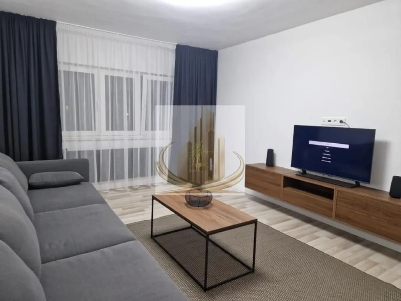 Grand Mobilis Imobiliare Ap 2 camere lux - 🏡 Grand Mobilis Imobiliare va propune spre închiriere, apartament de lux 2 camere | Decomandat | Prima închiriere | Etaj 2 

Preț: 500 €/lună
Disponibilitate: imediată

⸻

📍 Detalii apartament:

* 2 camere decomandate
* Etaj 2
* Prima închiriere (totul nou)
* Complet mobilat și utilat
* Foarte luminos, spațiu bine organizat

⸻

🛋️ Dotări:

* Aer condiționat (în ambele camere)
* Mașină de spălat rufe + uscător
* Mașină de spălat vase
* Bucătărie complet utilată
* 2 balcoane:
 * unul închis
 * unul deschis (cu măsuță și scaune)

⸻

🔥 Confort:

* Racordat la CET
* Contorizare individuală
* Costuri eficiente, confort termic bun

⸻

👤 Ideal pentru:

* 1 persoană sau cuplu
* Nefumători
* Persoane serioase

⸻

📞 Contact pentru detalii și vizionare