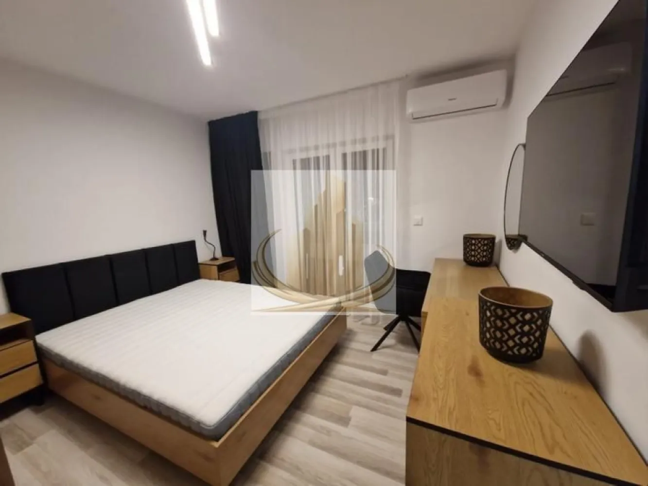 Grand Mobilis Imobiliare Ap 2 camere lux - 🏡 Grand Mobilis Imobiliare va propune spre închiriere, apartament de lux 2 camere | Decomandat | Prima închiriere | Etaj 2 

Preț: 500 €/lună
Disponibilitate: imediată

⸻

📍 Detalii apartament:

* 2 camere decomandate
* Etaj 2
* Prima închiriere (totul nou)
* Complet mobilat și utilat
* Foarte luminos, spațiu bine organizat

⸻

🛋️ Dotări:

* Aer condiționat (în ambele camere)
* Mașină de spălat rufe + uscător
* Mașină de spălat vase
* Bucătărie complet utilată
* 2 balcoane:
 * unul închis
 * unul deschis (cu măsuță și scaune)

⸻

🔥 Confort:

* Racordat la CET
* Contorizare individuală
* Costuri eficiente, confort termic bun

⸻

👤 Ideal pentru:

* 1 persoană sau cuplu
* Nefumători
* Persoane serioase

⸻

📞 Contact pentru detalii și vizionare