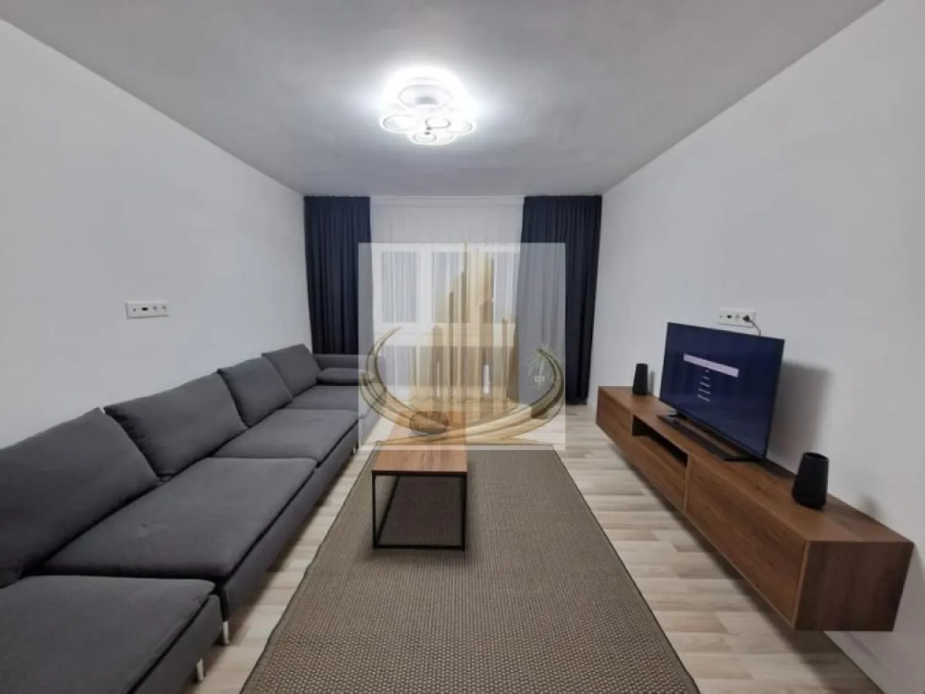 Grand Mobilis Imobiliare Ap 2 camere lux - 🏡 Grand Mobilis Imobiliare va propune spre închiriere, apartament de lux 2 camere | Decomandat | Prima închiriere | Etaj 2 

Preț: 500 €/lună
Disponibilitate: imediată

⸻

📍 Detalii apartament:

* 2 camere decomandate
* Etaj 2
* Prima închiriere (totul nou)
* Complet mobilat și utilat
* Foarte luminos, spațiu bine organizat

⸻

🛋️ Dotări:

* Aer condiționat (în ambele camere)
* Mașină de spălat rufe + uscător
* Mașină de spălat vase
* Bucătărie complet utilată
* 2 balcoane:
 * unul închis
 * unul deschis (cu măsuță și scaune)

⸻

🔥 Confort:

* Racordat la CET
* Contorizare individuală
* Costuri eficiente, confort termic bun

⸻

👤 Ideal pentru:

* 1 persoană sau cuplu
* Nefumători
* Persoane serioase

⸻

📞 Contact pentru detalii și vizionare