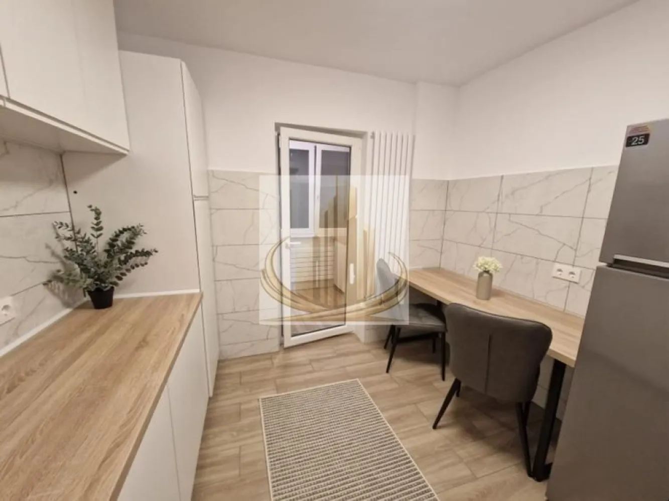 Grand Mobilis Imobiliare Ap 2 camere lux - 🏡 Grand Mobilis Imobiliare va propune spre închiriere, apartament de lux 2 camere | Decomandat | Prima închiriere | Etaj 2 

Preț: 500 €/lună
Disponibilitate: imediată

⸻

📍 Detalii apartament:

* 2 camere decomandate
* Etaj 2
* Prima închiriere (totul nou)
* Complet mobilat și utilat
* Foarte luminos, spațiu bine organizat

⸻

🛋️ Dotări:

* Aer condiționat (în ambele camere)
* Mașină de spălat rufe + uscător
* Mașină de spălat vase
* Bucătărie complet utilată
* 2 balcoane:
 * unul închis
 * unul deschis (cu măsuță și scaune)

⸻

🔥 Confort:

* Racordat la CET
* Contorizare individuală
* Costuri eficiente, confort termic bun

⸻

👤 Ideal pentru:

* 1 persoană sau cuplu
* Nefumători
* Persoane serioase

⸻

📞 Contact pentru detalii și vizionare