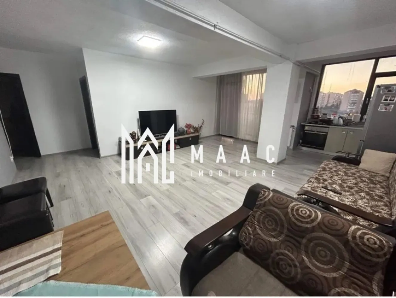 Apartament 3 camere I 70 mp I Vedere panoramică I Doamna Stanca - MAAC Imobiliare vă propune spre vânzare un apartament modern cu 3 camere, situat în zona Doamna Stanca, una dintre cele mai căutate locații rezidențiale din Sibiu, chiar lângă Dedeman. Apartamentul se află la etajul 5 al unui imobil construit în 2017, cu 10 etaje și lift. Cu o suprafață utilă de 70 mp, locuința este eficient compartimentată astfel: Living cu bucătărie open-space: 34.5 mp – spațiu generos, luminos, ideal pentru relaxare și socializare Dormitor 1: 13.8 mp Dormitor 2: 13.4 mp Hol: 3.88 mp Baie: 4.3 mp Balcon: 4.4 mp, cu acces din living și dintr-un dormitor Apartamentul este foarte luminos, cu ferestre mari și vedere panoramică. Este dotat cu centrală termică proprie și încălzire prin calorifere, ceea ce asigură un confort termic optim și costuri reduse de întreținere. Bloc izolat termic Acces rapid la mijloace de transport în comun Ideal pentru locuință personală sau investiție (închiriere rapidă) Locația este excelentă, cu acces facil către principalele puncte de interes: centre comerciale, școli, grădinițe, supermarketuri și zone de birouri. Pentru detalii suplimentare, consultanță sau programarea unei vizionări, te rugăm să ne contactezi si sa specifici CP2672625. }}