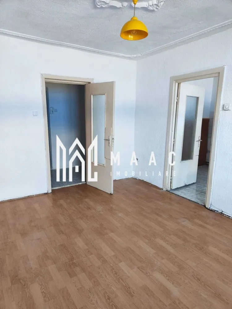 Apartament 1 Camera I Decomandat I Parter I zona Turnisor - Se oferă spre vânzare o garsonieră practică, bine compartimentată, situată la parterul inalt al unui imobil amplasat într-o zonă apreciată pentru accesul rapid către principalele puncte de interes ale orașului. Cu o suprafață utilă de 32 mp, locuința beneficiază de o compartimentare decomandată, oferind funcționalitate și confort atât pentru locuire proprie, cât și pentru investiție. Compartimentare: Hol de acces Bucătărie separată Baie Cameră spațioasă Avantaje și dotări: Compartimentare decomandată Izolație termică exterioară – confort sporit și eficiență energetică Costuri reduse de întreținere Parter – acces facil Potrivită pentru locuit sau închiriere Localizare: Situată in zona de Turnisorpe in Proximitatea magazinului Lidl Acces rapid către magazine, stații de autobuz și facilități zilnice Zonă bine conectată, apreciată pentru poziționare și accesibilitate O proprietate practică și accesibilă, ideală pentru cei care caută o locuință eficientă sau o investiție sigură într-o zonă bine cotată. PEntru informati si vizionari: CP3064124