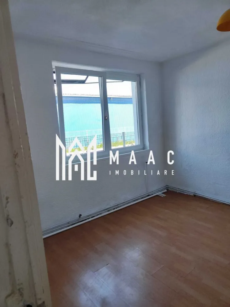 Apartament 1 Camera I Decomandat I Parter I zona Turnisor - Se oferă spre vânzare o garsonieră practică, bine compartimentată, situată la parterul inalt al unui imobil amplasat într-o zonă apreciată pentru accesul rapid către principalele puncte de interes ale orașului. Cu o suprafață utilă de 32 mp, locuința beneficiază de o compartimentare decomandată, oferind funcționalitate și confort atât pentru locuire proprie, cât și pentru investiție. Compartimentare: Hol de acces Bucătărie separată Baie Cameră spațioasă Avantaje și dotări: Compartimentare decomandată Izolație termică exterioară – confort sporit și eficiență energetică Costuri reduse de întreținere Parter – acces facil Potrivită pentru locuit sau închiriere Localizare: Situată in zona de Turnisorpe in Proximitatea magazinului Lidl Acces rapid către magazine, stații de autobuz și facilități zilnice Zonă bine conectată, apreciată pentru poziționare și accesibilitate O proprietate practică și accesibilă, ideală pentru cei care caută o locuință eficientă sau o investiție sigură într-o zonă bine cotată. PEntru informati si vizionari: CP3064124