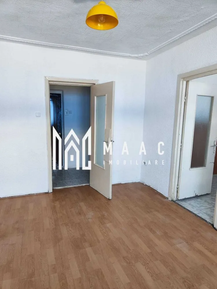 Apartament 1 Camera I Decomandat I Parter I zona Turnisor - Se oferă spre vânzare o garsonieră practică, bine compartimentată, situată la parterul inalt al unui imobil amplasat într-o zonă apreciată pentru accesul rapid către principalele puncte de interes ale orașului. Cu o suprafață utilă de 32 mp, locuința beneficiază de o compartimentare decomandată, oferind funcționalitate și confort atât pentru locuire proprie, cât și pentru investiție. Compartimentare: Hol de acces Bucătărie separată Baie Cameră spațioasă Avantaje și dotări: Compartimentare decomandată Izolație termică exterioară – confort sporit și eficiență energetică Costuri reduse de întreținere Parter – acces facil Potrivită pentru locuit sau închiriere Localizare: Situată in zona de Turnisorpe in Proximitatea magazinului Lidl Acces rapid către magazine, stații de autobuz și facilități zilnice Zonă bine conectată, apreciată pentru poziționare și accesibilitate O proprietate practică și accesibilă, ideală pentru cei care caută o locuință eficientă sau o investiție sigură într-o zonă bine cotată. PEntru informati si vizionari: CP3064124