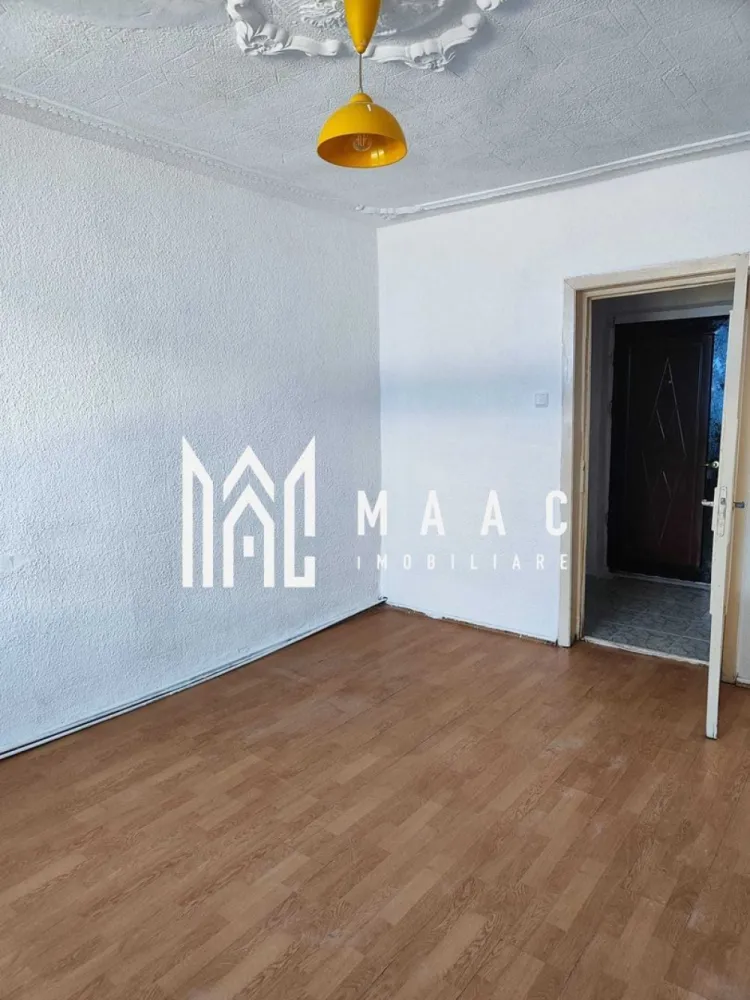 Apartament 1 Camera I Decomandat I Parter I zona Turnisor - Se oferă spre vânzare o garsonieră practică, bine compartimentată, situată la parterul inalt al unui imobil amplasat într-o zonă apreciată pentru accesul rapid către principalele puncte de interes ale orașului. Cu o suprafață utilă de 32 mp, locuința beneficiază de o compartimentare decomandată, oferind funcționalitate și confort atât pentru locuire proprie, cât și pentru investiție. Compartimentare: Hol de acces Bucătărie separată Baie Cameră spațioasă Avantaje și dotări: Compartimentare decomandată Izolație termică exterioară – confort sporit și eficiență energetică Costuri reduse de întreținere Parter – acces facil Potrivită pentru locuit sau închiriere Localizare: Situată in zona de Turnisorpe in Proximitatea magazinului Lidl Acces rapid către magazine, stații de autobuz și facilități zilnice Zonă bine conectată, apreciată pentru poziționare și accesibilitate O proprietate practică și accesibilă, ideală pentru cei care caută o locuință eficientă sau o investiție sigură într-o zonă bine cotată. PEntru informati si vizionari: CP3064124