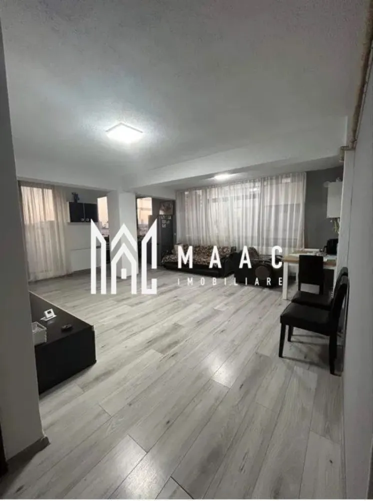 Apartament 3 camere I 70 mp I Vedere panoramică I Doamna Stanca - MAAC Imobiliare vă propune spre vânzare un apartament modern cu 3 camere, situat în zona Doamna Stanca, una dintre cele mai căutate locații rezidențiale din Sibiu, chiar lângă Dedeman. Apartamentul se află la etajul 5 al unui imobil construit în 2017, cu 10 etaje și lift. Cu o suprafață utilă de 70 mp, locuința este eficient compartimentată astfel: Living cu bucătărie open-space: 34.5 mp – spațiu generos, luminos, ideal pentru relaxare și socializare Dormitor 1: 13.8 mp Dormitor 2: 13.4 mp Hol: 3.88 mp Baie: 4.3 mp Balcon: 4.4 mp, cu acces din living și dintr-un dormitor Apartamentul este foarte luminos, cu ferestre mari și vedere panoramică. Este dotat cu centrală termică proprie și încălzire prin calorifere, ceea ce asigură un confort termic optim și costuri reduse de întreținere. Bloc izolat termic Acces rapid la mijloace de transport în comun Ideal pentru locuință personală sau investiție (închiriere rapidă) Locația este excelentă, cu acces facil către principalele puncte de interes: centre comerciale, școli, grădinițe, supermarketuri și zone de birouri. Pentru detalii suplimentare, consultanță sau programarea unei vizionări, te rugăm să ne contactezi si sa specifici CP2672625. }}