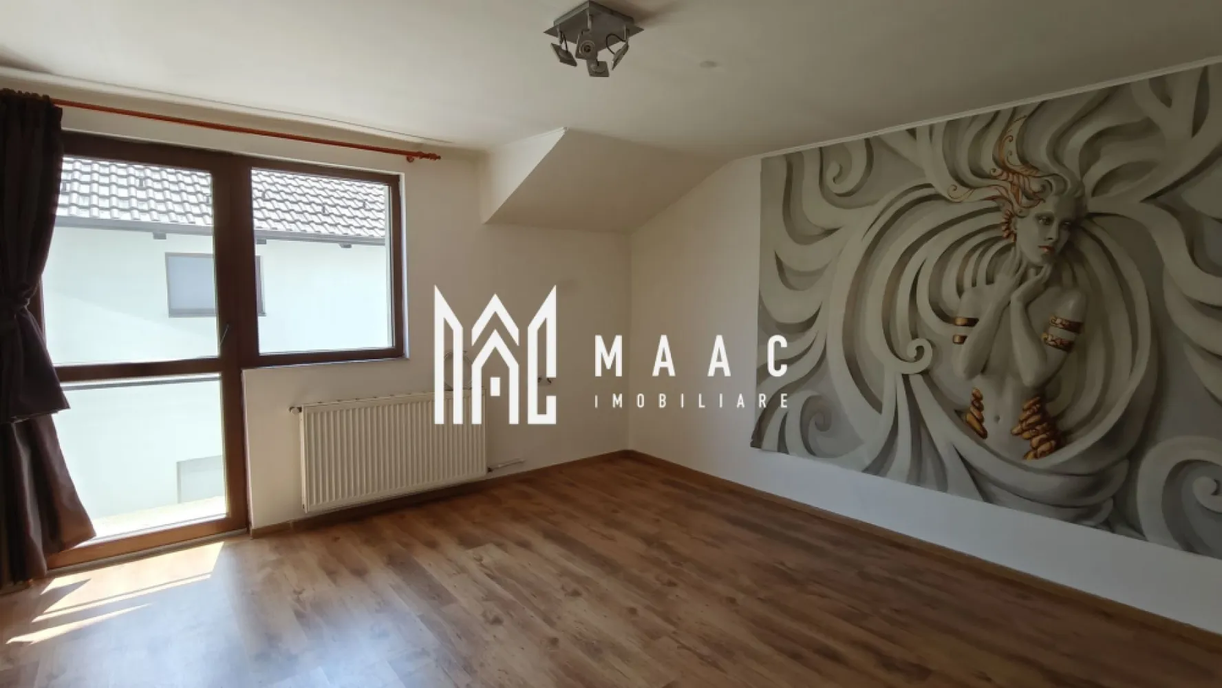 Casă 6 camere I Curte 210 mp I Front stradal I Șelimbăr - MAAC Imobiliare propune spre vânzare o casă situată singur în curte în localitatea Șelimbăr, într-o zonă liniștită și bine amplasată, ideală pentru rezidență permanentă sau investiție. Caracteristici generale Construcție solidă din cărămidă, cu planșeu de beton și acoperiș din țiglă. Regim de înălțime: parter + mansardă. Suprafață curte: 210 mp, cu acces auto. Compartimentare 5 dormitoare. Living spațios. 2 băi. Bucătărie cu ieșire directă în curte. 2 balcoane. Terasă exterioară . Utilități și dotări Racordată la electricitate, apă și canalizare. Gazul este disponibil în proximitate, cu posibilitate de conectare. Această casă oferă spațiu generos, compartimentare practică și o curte privată care poate fi amenajată după preferințele viitorului proprietar. Poziționarea într-o zonă liniștită din Șelimbăr adaugă un plus de valoare, fiind aproape de Sibiu, dar ferită de agitația urbană. Dacă ești în căutarea unei locuințe spațioase, gata de mutare, această ofertă merită văzută. Programează o vizionare și descoperă potențialul acestei case, specificând ID CP2672464. }}