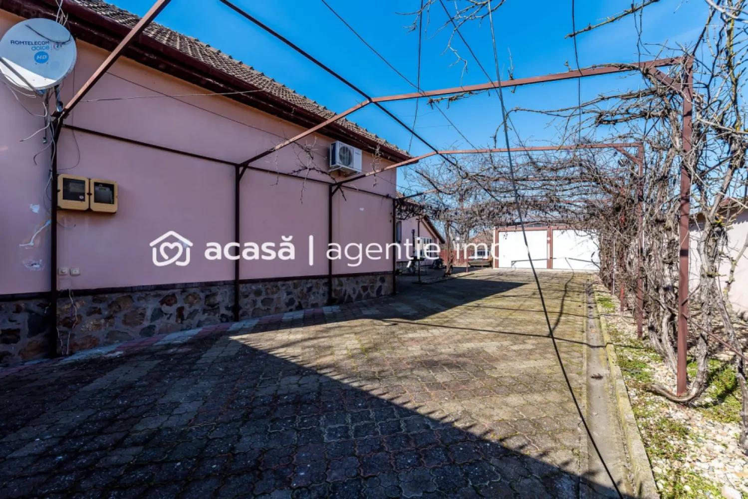 Casa ideală pentru familie: școală la 3 min + anexă pentru bunici - O proprietate potrivită pentru o familie care își dorește liniște, spațiu și acces rapid la școală și grădiniță. Casa este situată în zona veche din Vladimirescu, o zonă apreciată pentru străzile liniștite, fără trafic intens, diferită de cartierele noi aflate în dezvoltare. Un mare avantaj pentru familiile cu copii: grădinița și școala sunt la aproximativ 3 minute de mers pe jos, astfel încât cei mici pot ajunge ușor și în siguranță. Locuința principală este construită din cărămidă și are o compartimentare practică: 2 dormitoare living foarte spațios bucătărie baie generoasă cu cadă mare Un plus important al proprietății este anexa/apartamentul lipit de casa principală, cu baie proprie, ideal pentru: bunici care locuiesc aproape de familie un adolescent care își dorește mai multă independență sau chiar un spațiu pentru oaspeți. Curtea oferă spațiu verde și loc suficient pentru serile liniștite petrecute în familie, iar în fața casei există locuri de parcare. Proprietatea mai dispune de 2 garaje spațioase, utile atât pentru mașini, cât și pentru depozitare. Dacă îți dorești o casă într-o zonă liniștită, cu acces rapid la școală și spațiu pentru întreaga familie, această proprietate merită văzută. Pentru detalii și programarea unei vizionări: Andrei Caracioni – Acasă Arad 📞 0757 662 907 Cod proprietate: CP2942178