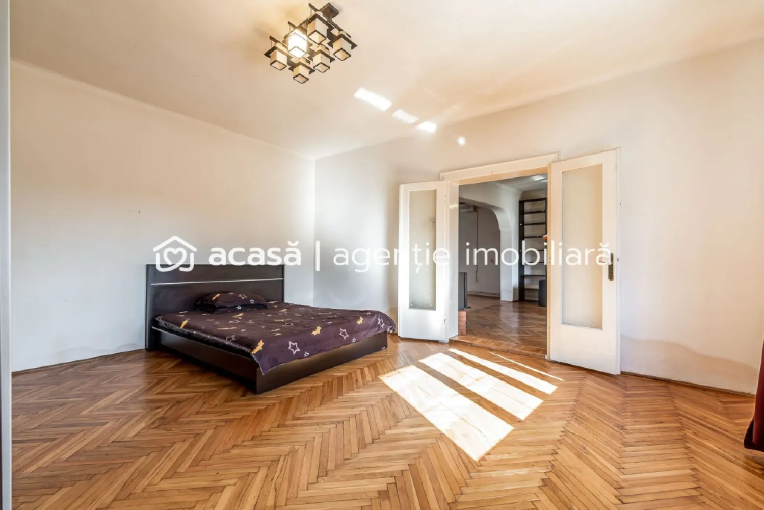 Casa ideală pentru familie: școală la 3 min + anexă pentru bunici - O proprietate potrivită pentru o familie care își dorește liniște, spațiu și acces rapid la școală și grădiniță. Casa este situată în zona veche din Vladimirescu, o zonă apreciată pentru străzile liniștite, fără trafic intens, diferită de cartierele noi aflate în dezvoltare. Un mare avantaj pentru familiile cu copii: grădinița și școala sunt la aproximativ 3 minute de mers pe jos, astfel încât cei mici pot ajunge ușor și în siguranță. Locuința principală este construită din cărămidă și are o compartimentare practică: 2 dormitoare living foarte spațios bucătărie baie generoasă cu cadă mare Un plus important al proprietății este anexa/apartamentul lipit de casa principală, cu baie proprie, ideal pentru: bunici care locuiesc aproape de familie un adolescent care își dorește mai multă independență sau chiar un spațiu pentru oaspeți. Curtea oferă spațiu verde și loc suficient pentru serile liniștite petrecute în familie, iar în fața casei există locuri de parcare. Proprietatea mai dispune de 2 garaje spațioase, utile atât pentru mașini, cât și pentru depozitare. Dacă îți dorești o casă într-o zonă liniștită, cu acces rapid la școală și spațiu pentru întreaga familie, această proprietate merită văzută. Pentru detalii și programarea unei vizionări: Andrei Caracioni – Acasă Arad 📞 0757 662 907 Cod proprietate: CP2942178