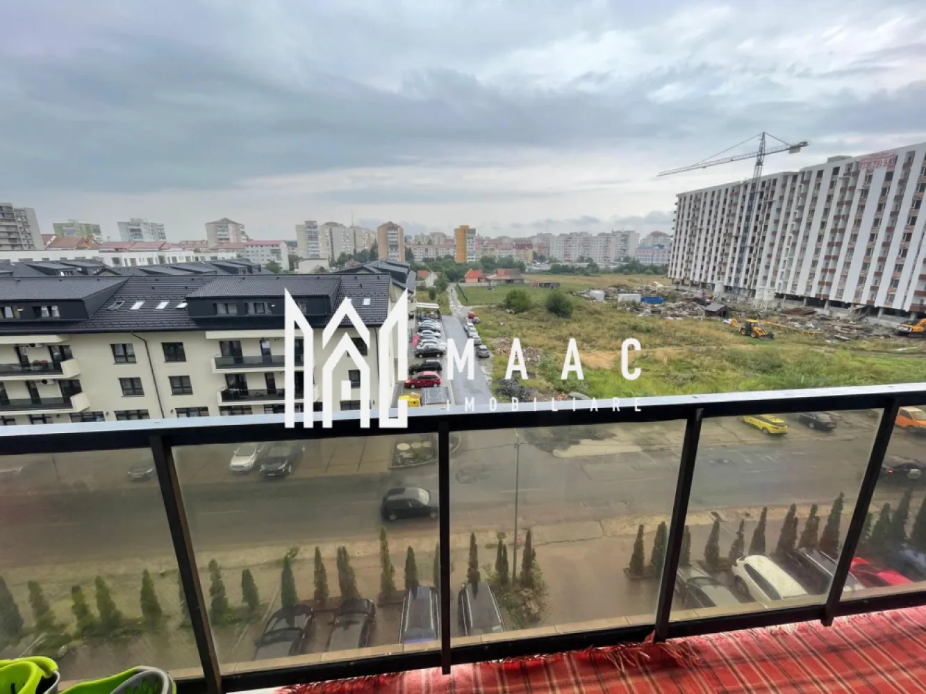Apartament 3 camere I 70 mp I Vedere panoramică I Doamna Stanca - MAAC Imobiliare vă propune spre vânzare un apartament modern cu 3 camere, situat în zona Doamna Stanca, una dintre cele mai căutate locații rezidențiale din Sibiu, chiar lângă Dedeman. Apartamentul se află la etajul 5 al unui imobil construit în 2017, cu 10 etaje și lift. Cu o suprafață utilă de 70 mp, locuința este eficient compartimentată astfel: Living cu bucătărie open-space: 34.5 mp – spațiu generos, luminos, ideal pentru relaxare și socializare Dormitor 1: 13.8 mp Dormitor 2: 13.4 mp Hol: 3.88 mp Baie: 4.3 mp Balcon: 4.4 mp, cu acces din living și dintr-un dormitor Apartamentul este foarte luminos, cu ferestre mari și vedere panoramică. Este dotat cu centrală termică proprie și încălzire prin calorifere, ceea ce asigură un confort termic optim și costuri reduse de întreținere. Bloc izolat termic Acces rapid la mijloace de transport în comun Ideal pentru locuință personală sau investiție (închiriere rapidă) Locația este excelentă, cu acces facil către principalele puncte de interes: centre comerciale, școli, grădinițe, supermarketuri și zone de birouri. Pentru detalii suplimentare, consultanță sau programarea unei vizionări, te rugăm să ne contactezi si sa specifici CP2672625. }}