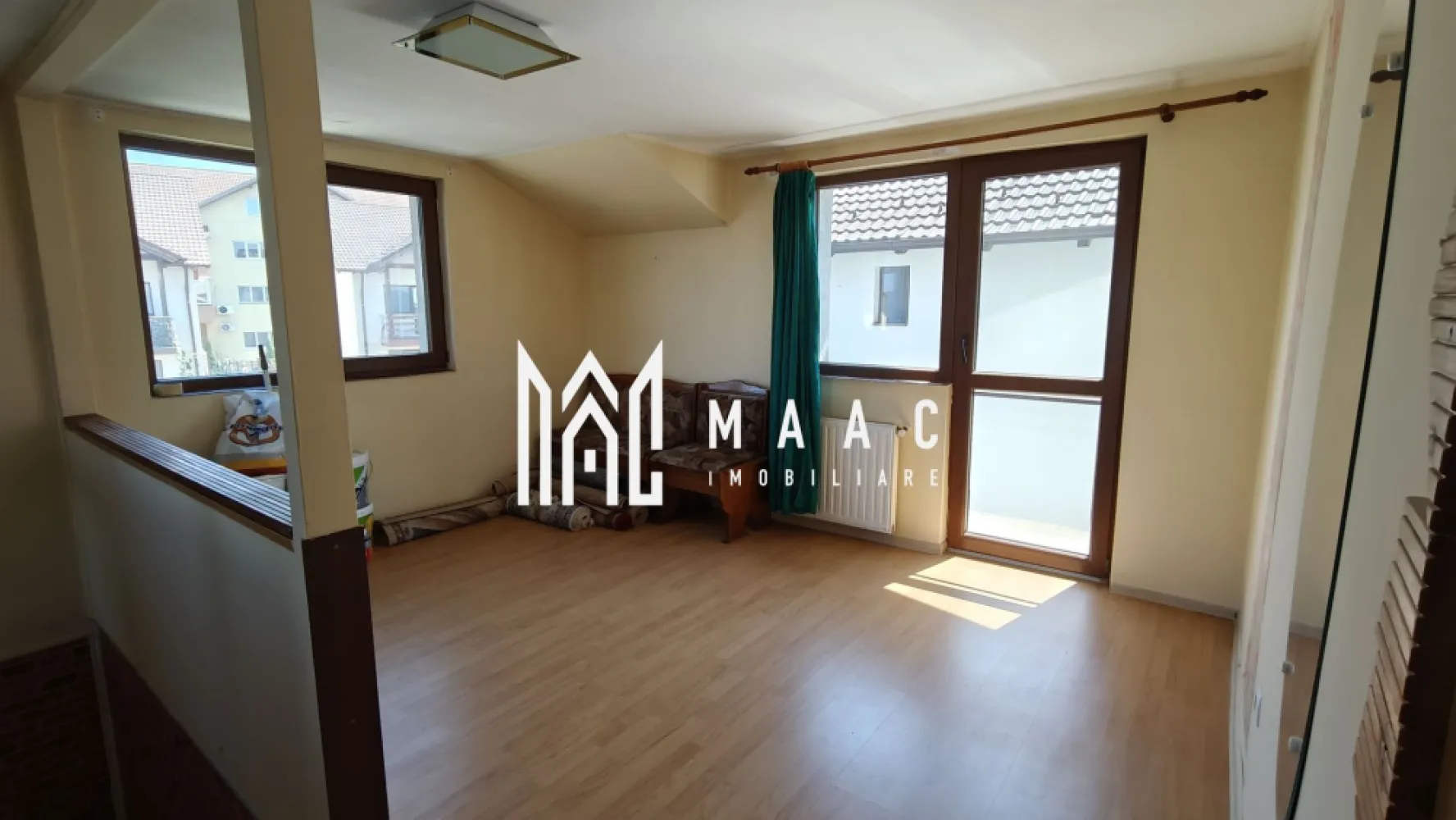 Casă 6 camere I Curte 210 mp I Front stradal I Șelimbăr - MAAC Imobiliare propune spre vânzare o casă situată singur în curte în localitatea Șelimbăr, într-o zonă liniștită și bine amplasată, ideală pentru rezidență permanentă sau investiție. Caracteristici generale Construcție solidă din cărămidă, cu planșeu de beton și acoperiș din țiglă. Regim de înălțime: parter + mansardă. Suprafață curte: 210 mp, cu acces auto. Compartimentare 5 dormitoare. Living spațios. 2 băi. Bucătărie cu ieșire directă în curte. 2 balcoane. Terasă exterioară . Utilități și dotări Racordată la electricitate, apă și canalizare. Gazul este disponibil în proximitate, cu posibilitate de conectare. Această casă oferă spațiu generos, compartimentare practică și o curte privată care poate fi amenajată după preferințele viitorului proprietar. Poziționarea într-o zonă liniștită din Șelimbăr adaugă un plus de valoare, fiind aproape de Sibiu, dar ferită de agitația urbană. Dacă ești în căutarea unei locuințe spațioase, gata de mutare, această ofertă merită văzută. Programează o vizionare și descoperă potențialul acestei case, specificând ID CP2672464. }}