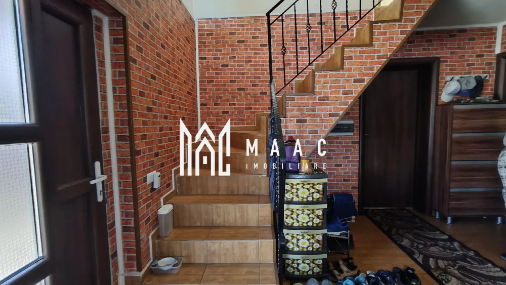 Casă 6 camere I Curte 210 mp I Front stradal I Șelimbăr - MAAC Imobiliare propune spre vânzare o casă situată singur în curte în localitatea Șelimbăr, într-o zonă liniștită și bine amplasată, ideală pentru rezidență permanentă sau investiție. Caracteristici generale Construcție solidă din cărămidă, cu planșeu de beton și acoperiș din țiglă. Regim de înălțime: parter + mansardă. Suprafață curte: 210 mp, cu acces auto. Compartimentare 5 dormitoare. Living spațios. 2 băi. Bucătărie cu ieșire directă în curte. 2 balcoane. Terasă exterioară . Utilități și dotări Racordată la electricitate, apă și canalizare. Gazul este disponibil în proximitate, cu posibilitate de conectare. Această casă oferă spațiu generos, compartimentare practică și o curte privată care poate fi amenajată după preferințele viitorului proprietar. Poziționarea într-o zonă liniștită din Șelimbăr adaugă un plus de valoare, fiind aproape de Sibiu, dar ferită de agitația urbană. Dacă ești în căutarea unei locuințe spațioase, gata de mutare, această ofertă merită văzută. Programează o vizionare și descoperă potențialul acestei case, specificând ID CP2672464. }}