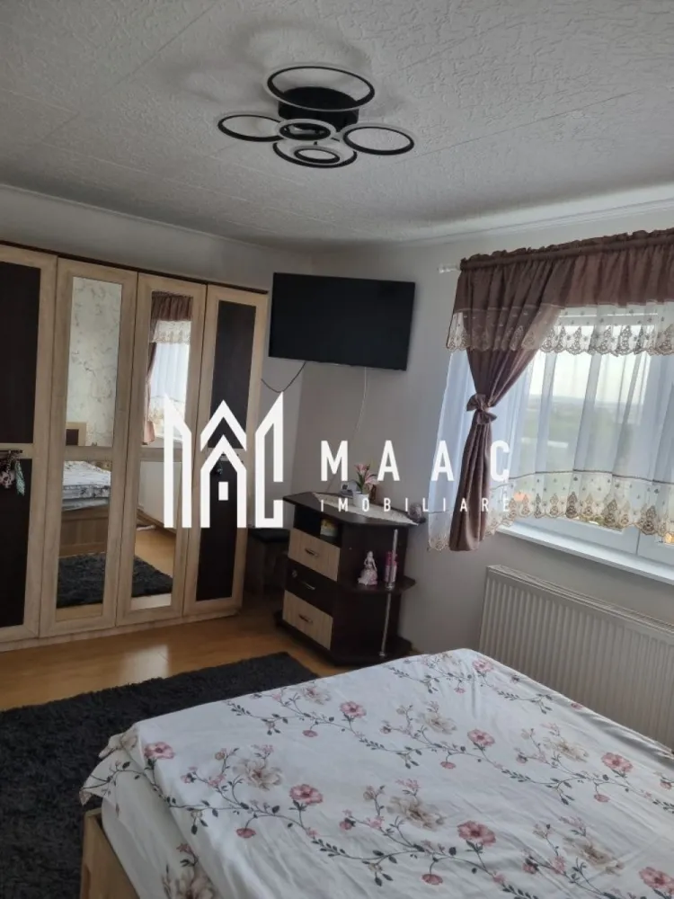 Apartament 2 Camere I Modern I Decomandat I Stefan cel Mare - Se oferă spre vânzare apartament tip mansardă, dispus pe 2 nivele, situat în zona Ștefan cel Mare – o zonă aflată în continuă dezvoltare, cu acces rapid către numeroase facilități urbane.

Locuința reprezintă o opțiune excelentă atât pentru locuit, cât și pentru investiție, fiind disponibilă complet mobilată și utilată.

Suprafață:
45 mp utili

Compartimentare:
Nivel 1:
Hol de acces
Bucătărie
Cameră de zi
Baie cu cadă

Nivel 2:
Dormitor spațios, dispus pe întreaga lățime a apartamentului

Dotări:
Complet mobilat și utilat
Centrală termică nouă
Bloc izolat termic
Toate utilitățile disponibile
Bunuri și finisaje în stare bună

Avantaje:
Se poate achiziționa atât cash, cât și prin credit ipotecar sau alte forme de finanțare
Zonă în plină dezvoltare
Acces rapid către stație Tursib, autostradă, farmacii, bancomate
Aproximativ 5 minute până la mall
În apropiere de grădinițe și alte puncte de interes

O proprietate practică, bine poziționată și pregătită pentru mutare imediată, ideală pentru cei care caută accesibilitate, confort și potențial investițional.

Pentru informati si vizionari: CP3064189
