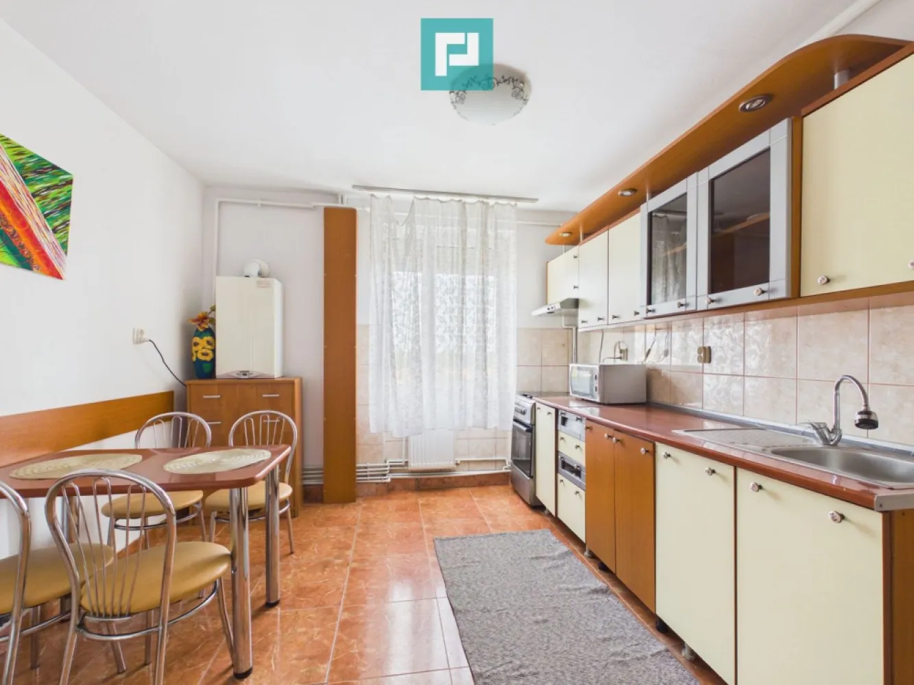 Apartament boem și spațios 90mp - Blv. Revoluției - Apartament boem, spațios și luminos, de închiriat cu un farmec aparte, 3 camere - 90 mp, pe Bulevardul Revoluției! Descoperă un spațiu care îmbină eleganța clasică cu confortul modern, situat într-una dintre cele mai emblematice zone ale orașului. Acest apartament de 90 mp impresionează prin volum, lumină naturală și o atmosferă caldă, cu accente boeme. Compartimentare & dotări: 3 camere spațioase, cu personalitate și stil Bucătărie generoasă, perfectă pentru momente relaxate sau cine în companie plăcută Baie dotată cu duș și bideu Balcon amplu, cu vedere panoramică ce oferă un tablou urban spectaculos Centrală proprie – confort și independență Complet mobilat și utilat, cu atenție la detalii și estetică Interiorul este gândit pentru a oferi o experiență de locuire aparte — un echilibru între funcționalitate și rafinament, ideal pentru cei care apreciază spațiile cu suflet. Poziționarea pe Bulevardul Revoluției îți oferă acces imediat la cafenele, restaurante, zone culturale și tot ce înseamnă viață urbană vibrantă. Ideal pentru persoane care caută mai mult decât un simplu apartament — un loc care inspiră. Programează o vizionare și lasă-te cucerit de farmecul acestui spațiu! Pentru mai multe detalii și stabilirea unei vizionări asistate, contactează-mă! Jeanina Câmpan - consultant imobiliar Propertylab Telefon: 0760672985 Email: jeanina.campan@propertylab.ro Apartament boem și spațios 90mp - Blv. Revoluției CP3056113