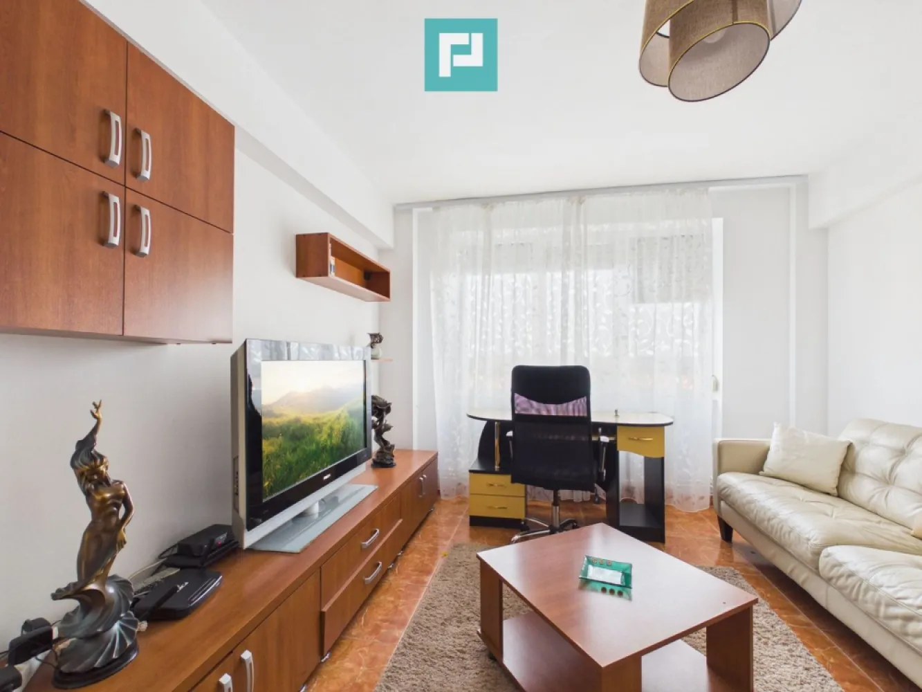Apartament boem și spațios 90mp - Blv. Revoluției - Apartament boem, spațios și luminos, de închiriat cu un farmec aparte, 3 camere - 90 mp, pe Bulevardul Revoluției! Descoperă un spațiu care îmbină eleganța clasică cu confortul modern, situat într-una dintre cele mai emblematice zone ale orașului. Acest apartament de 90 mp impresionează prin volum, lumină naturală și o atmosferă caldă, cu accente boeme. Compartimentare & dotări: 3 camere spațioase, cu personalitate și stil Bucătărie generoasă, perfectă pentru momente relaxate sau cine în companie plăcută Baie dotată cu duș și bideu Balcon amplu, cu vedere panoramică ce oferă un tablou urban spectaculos Centrală proprie – confort și independență Complet mobilat și utilat, cu atenție la detalii și estetică Interiorul este gândit pentru a oferi o experiență de locuire aparte — un echilibru între funcționalitate și rafinament, ideal pentru cei care apreciază spațiile cu suflet. Poziționarea pe Bulevardul Revoluției îți oferă acces imediat la cafenele, restaurante, zone culturale și tot ce înseamnă viață urbană vibrantă. Ideal pentru persoane care caută mai mult decât un simplu apartament — un loc care inspiră. Programează o vizionare și lasă-te cucerit de farmecul acestui spațiu! Pentru mai multe detalii și stabilirea unei vizionări asistate, contactează-mă! Jeanina Câmpan - consultant imobiliar Propertylab Telefon: 0760672985 Email: jeanina.campan@propertylab.ro Apartament boem și spațios 90mp - Blv. Revoluției CP3056113