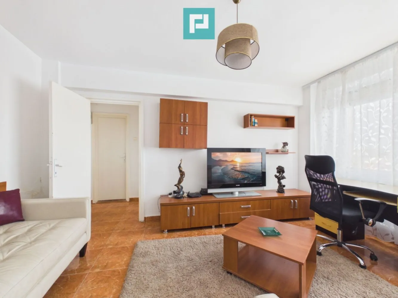 Apartament boem și spațios 90mp - Blv. Revoluției - Apartament boem, spațios și luminos, de închiriat cu un farmec aparte, 3 camere - 90 mp, pe Bulevardul Revoluției! Descoperă un spațiu care îmbină eleganța clasică cu confortul modern, situat într-una dintre cele mai emblematice zone ale orașului. Acest apartament de 90 mp impresionează prin volum, lumină naturală și o atmosferă caldă, cu accente boeme. Compartimentare & dotări: 3 camere spațioase, cu personalitate și stil Bucătărie generoasă, perfectă pentru momente relaxate sau cine în companie plăcută Baie dotată cu duș și bideu Balcon amplu, cu vedere panoramică ce oferă un tablou urban spectaculos Centrală proprie – confort și independență Complet mobilat și utilat, cu atenție la detalii și estetică Interiorul este gândit pentru a oferi o experiență de locuire aparte — un echilibru între funcționalitate și rafinament, ideal pentru cei care apreciază spațiile cu suflet. Poziționarea pe Bulevardul Revoluției îți oferă acces imediat la cafenele, restaurante, zone culturale și tot ce înseamnă viață urbană vibrantă. Ideal pentru persoane care caută mai mult decât un simplu apartament — un loc care inspiră. Programează o vizionare și lasă-te cucerit de farmecul acestui spațiu! Pentru mai multe detalii și stabilirea unei vizionări asistate, contactează-mă! Jeanina Câmpan - consultant imobiliar Propertylab Telefon: 0760672985 Email: jeanina.campan@propertylab.ro Apartament boem și spațios 90mp - Blv. Revoluției CP3056113