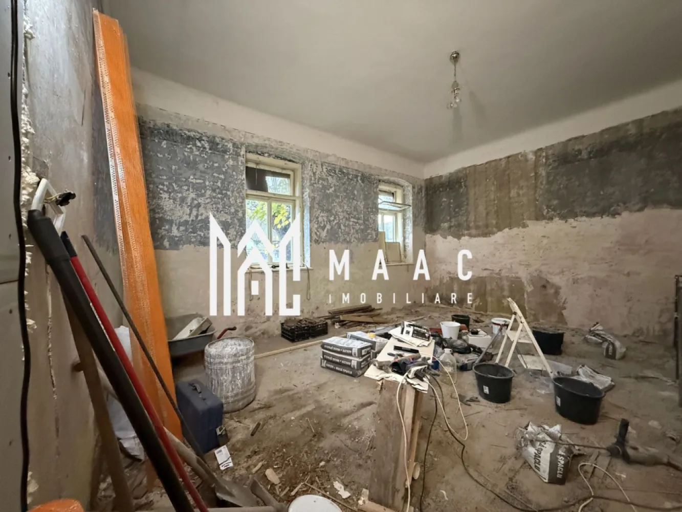 Apartament 3 camere | Parter | 60 MPU | Predare la cheie - MAAC Imobiliare vă propune spre vânzare un apartament cu 3 camere, situat într-o curte comună, în zona Centrală a Sibiului. Caracteristici si compartimentare: Suprafață utilă: 60 mp Compartimentare: Hol de acces Bucătărie open space cu living spațios Baie cu acces din living Două dormitoare separate, poziționate inteligent pentru intimitate, conectate printr-un hol Deasupra apartamentului se află pod, ideal pentru depozitare Pivniță generoasă de aproximativ 20 mp, cu potențial de amenajare ca spațiu de relaxare sau hobby (ex. zonă de petrecere cu prietenii) Detalii despre predare și finisaje: Apartamentul se poate preda în două variante, în funcție de nevoile clientului: La stadiul de alb la pretul afisat – cu geamuri termopan incluse, pregătit pentru personalizare după gustul noului proprietar La cheie – complet finisat, contra cost, în funcție de preferințele cumpărătorului Posibilitate de amenajare flexibilă, în funcție de stilul dorit Avantaje și beneficii: Locație centrală, cu acces facil către zone comerciale, transport public și instituții de interes Curte comună curată și îngrijită, cu doar câțiva vecini Pivniță spațioasă – ideală pentru depozitare Pentru mai multe detalii precizati telefonic ca ati vazut anuntul cu ID: CP2786462