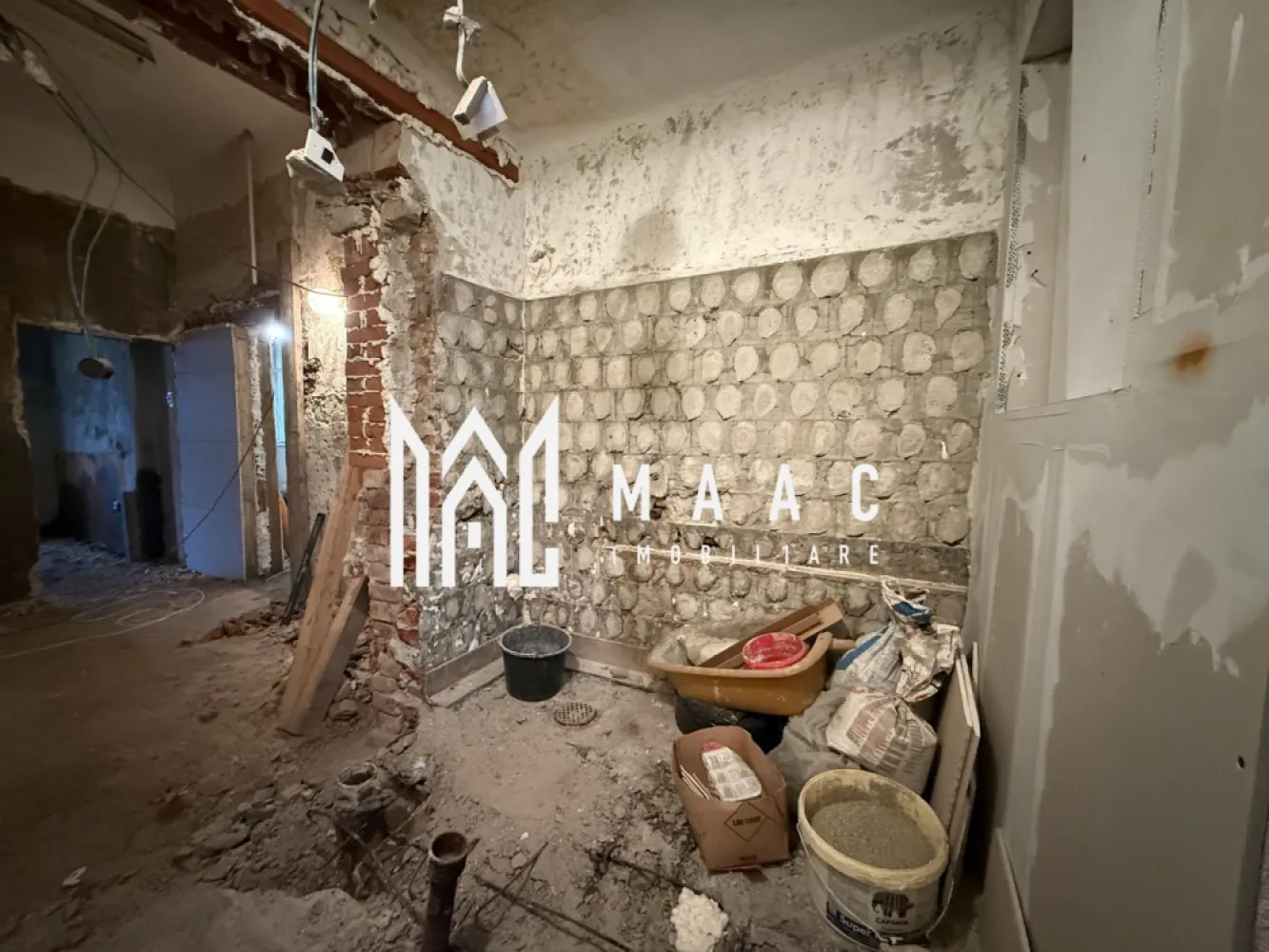 Apartament 3 camere | Parter | 60 MPU | Predare la cheie - MAAC Imobiliare vă propune spre vânzare un apartament cu 3 camere, situat într-o curte comună, în zona Centrală a Sibiului. Caracteristici si compartimentare: Suprafață utilă: 60 mp Compartimentare: Hol de acces Bucătărie open space cu living spațios Baie cu acces din living Două dormitoare separate, poziționate inteligent pentru intimitate, conectate printr-un hol Deasupra apartamentului se află pod, ideal pentru depozitare Pivniță generoasă de aproximativ 20 mp, cu potențial de amenajare ca spațiu de relaxare sau hobby (ex. zonă de petrecere cu prietenii) Detalii despre predare și finisaje: Apartamentul se poate preda în două variante, în funcție de nevoile clientului: La stadiul de alb la pretul afisat – cu geamuri termopan incluse, pregătit pentru personalizare după gustul noului proprietar La cheie – complet finisat, contra cost, în funcție de preferințele cumpărătorului Posibilitate de amenajare flexibilă, în funcție de stilul dorit Avantaje și beneficii: Locație centrală, cu acces facil către zone comerciale, transport public și instituții de interes Curte comună curată și îngrijită, cu doar câțiva vecini Pivniță spațioasă – ideală pentru depozitare Pentru mai multe detalii precizati telefonic ca ati vazut anuntul cu ID: CP2786462