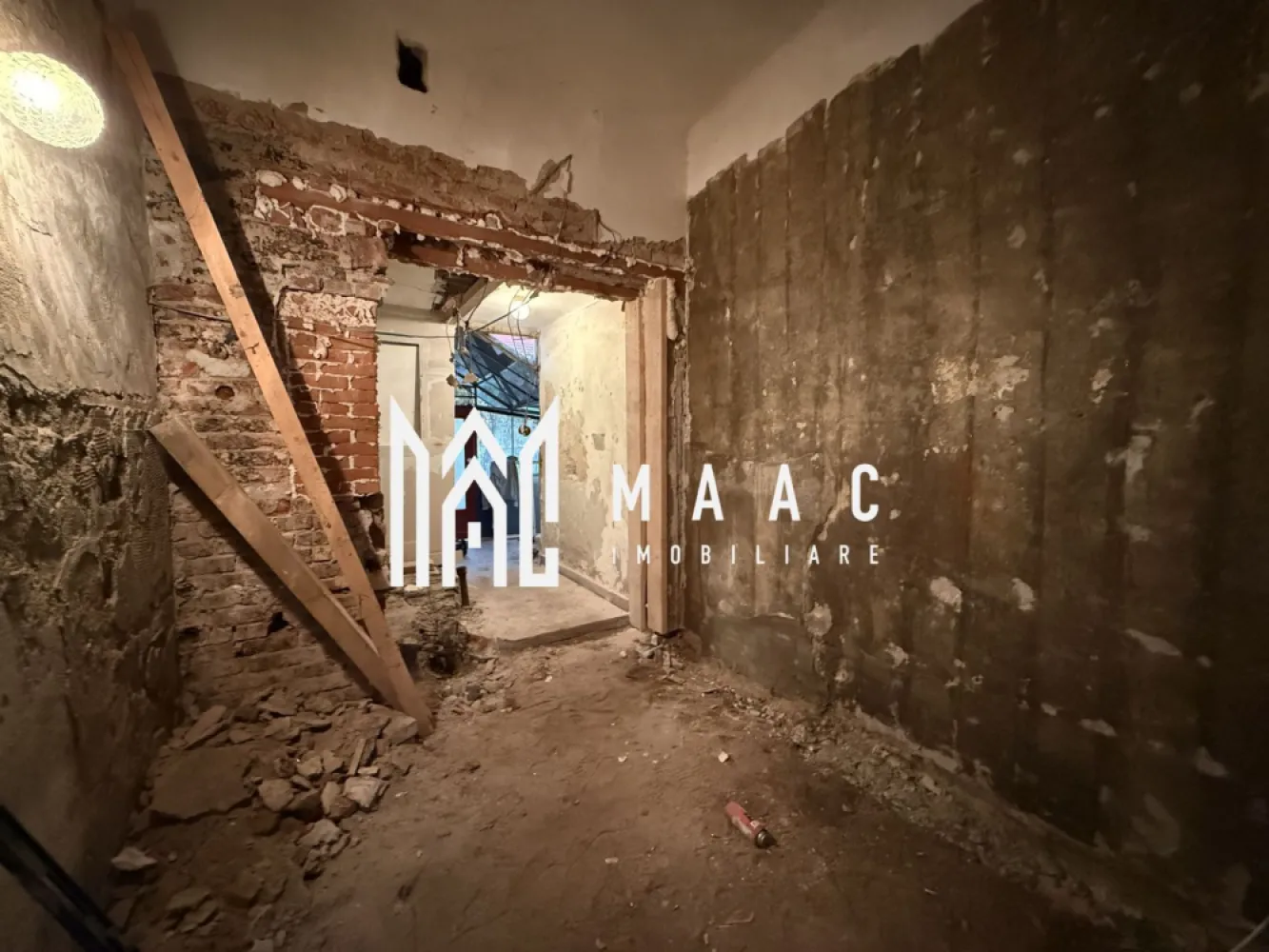 Apartament 3 camere | Parter | 60 MPU | Predare la cheie - MAAC Imobiliare vă propune spre vânzare un apartament cu 3 camere, situat într-o curte comună, în zona Centrală a Sibiului. Caracteristici si compartimentare: Suprafață utilă: 60 mp Compartimentare: Hol de acces Bucătărie open space cu living spațios Baie cu acces din living Două dormitoare separate, poziționate inteligent pentru intimitate, conectate printr-un hol Deasupra apartamentului se află pod, ideal pentru depozitare Pivniță generoasă de aproximativ 20 mp, cu potențial de amenajare ca spațiu de relaxare sau hobby (ex. zonă de petrecere cu prietenii) Detalii despre predare și finisaje: Apartamentul se poate preda în două variante, în funcție de nevoile clientului: La stadiul de alb la pretul afisat – cu geamuri termopan incluse, pregătit pentru personalizare după gustul noului proprietar La cheie – complet finisat, contra cost, în funcție de preferințele cumpărătorului Posibilitate de amenajare flexibilă, în funcție de stilul dorit Avantaje și beneficii: Locație centrală, cu acces facil către zone comerciale, transport public și instituții de interes Curte comună curată și îngrijită, cu doar câțiva vecini Pivniță spațioasă – ideală pentru depozitare Pentru mai multe detalii precizati telefonic ca ati vazut anuntul cu ID: CP2786462