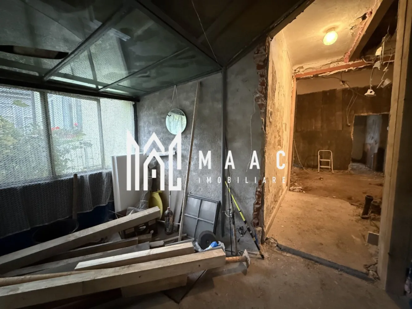 Apartament 3 camere | Parter | 60 MPU | Predare la cheie - MAAC Imobiliare vă propune spre vânzare un apartament cu 3 camere, situat într-o curte comună, în zona Centrală a Sibiului. Caracteristici si compartimentare: Suprafață utilă: 60 mp Compartimentare: Hol de acces Bucătărie open space cu living spațios Baie cu acces din living Două dormitoare separate, poziționate inteligent pentru intimitate, conectate printr-un hol Deasupra apartamentului se află pod, ideal pentru depozitare Pivniță generoasă de aproximativ 20 mp, cu potențial de amenajare ca spațiu de relaxare sau hobby (ex. zonă de petrecere cu prietenii) Detalii despre predare și finisaje: Apartamentul se poate preda în două variante, în funcție de nevoile clientului: La stadiul de alb la pretul afisat – cu geamuri termopan incluse, pregătit pentru personalizare după gustul noului proprietar La cheie – complet finisat, contra cost, în funcție de preferințele cumpărătorului Posibilitate de amenajare flexibilă, în funcție de stilul dorit Avantaje și beneficii: Locație centrală, cu acces facil către zone comerciale, transport public și instituții de interes Curte comună curată și îngrijită, cu doar câțiva vecini Pivniță spațioasă – ideală pentru depozitare Pentru mai multe detalii precizati telefonic ca ati vazut anuntul cu ID: CP2786462