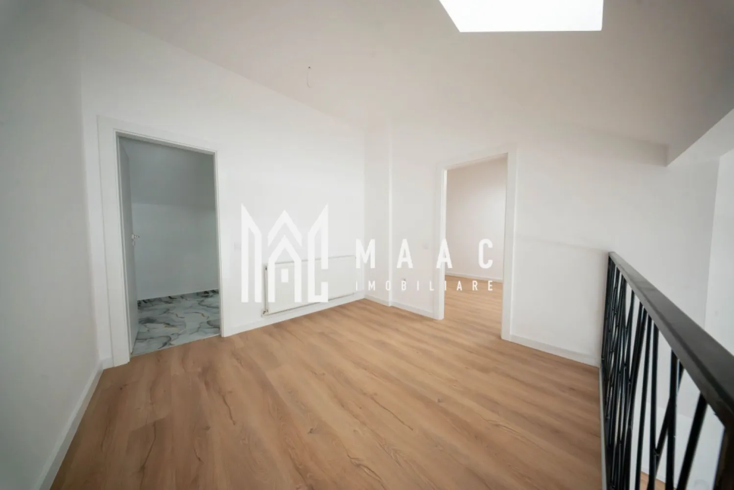 Penthouse 4 camere | 116 MP | Modern | La cheie - MAAC Imobiliare vă oferă spre vânzare un penthouse exclusivist cu 4 camere, situat în cartierul rezidențial DaVinci Homes, un ansamblu modern, apreciat pentru calitatea construcțiilor și cadrul natural deosebit. Caracteristici: Suprafață utilă totala: 116 mp. Balcon: 11.29 mp. Etaj: 2 din 2. Orientare sudică, cu lumină naturală pe tot parcursul zilei. Compartimentare și spații interioare: Living cu înălțime de 5,6 m. Bucătărie integrată armonios în zona de zi. Două dormitoare bine proporționate. Dressing dedicat. Două băi, dintre care una cu geam pentru aerisire naturală. Dotări și finisaje: Încălzire în pardoseală. Jaluzele electrice. Terasa este prevăzută cu sticlă securizată și sistem de captare a apelor pluviale. Izolație cu vată bazaltică. Casa scării finisată cu granit. Predare la stadiul finisat la alb cu posibilitate de predare la cheie. Loc de parcare inclus. Avantaje și priveliște: Multă lumină naturală și vedere spectaculoasă către munți. Avantaje ale ansamblului rezidențial: Ocupare teritorială eficientă, cu aproximativ 45% spații verzi. Fațade finisate cu larice siberian și piatră naturală. Locuri de joacă amenajate. Acces facil, fără ambuteiaje rutiere, cu patru căi de acces către ansamblu. Achiziție Locuința poate fi achiziționată atât din surse proprii, cât și prin credit bancar. Pentru mai multe detalii precizati telefonic ca ati vazut anuntul cu ID: CP2932648