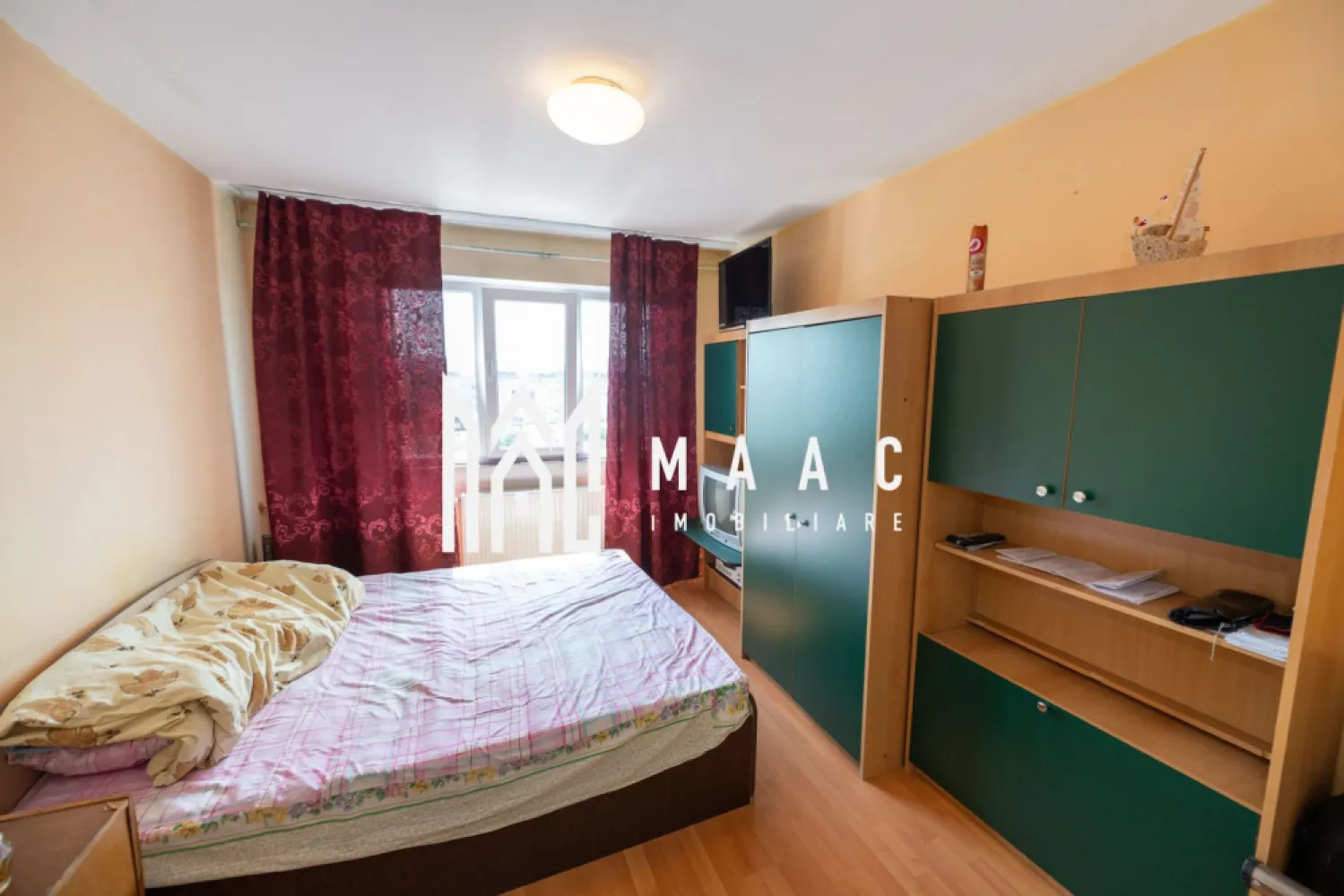 APARTAMENT DE VANZARE 2 CAMERE| OSTROVENI - MAAC Imobiliare va propune spre vanzare un apartament cu 2 camere, situat in Ostroveni la etajul 10 al unui Bloc P+10 cu hidroizolatie pe Bulevardul Pandurilor. Este vorba despre un apartament cu 2 camere, confort 1, decomandat total, in suprafata totala de 59.5MP si utila de 53mp. Avand o suprafata generoasa, acesta are toate camerele spatioase cat si numeroase spatii de depozitare cu diverse functii. Imobilul se propune spre vanzare mobilat si utilat conform fotografiilor. Compartimentare: -Total Decomandat -Hol generos -Bucatarie -Baie cu geam -Dormitor -Living -Spatiu Birou -Debara -Balcon inchis id- CP2777142 }}
