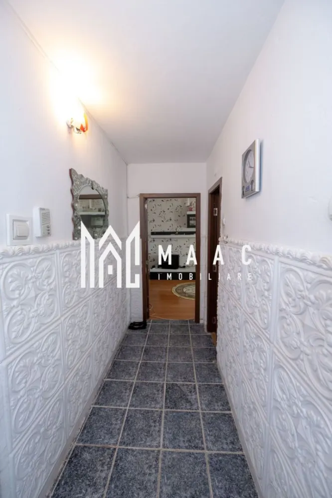 APARTAMENT DE VANZARE 2 CAMERE| OSTROVENI - MAAC Imobiliare va propune spre vanzare un apartament cu 2 camere, situat in Ostroveni la etajul 10 al unui Bloc P+10 cu hidroizolatie pe Bulevardul Pandurilor. Este vorba despre un apartament cu 2 camere, confort 1, decomandat total, in suprafata totala de 59.5MP si utila de 53mp. Avand o suprafata generoasa, acesta are toate camerele spatioase cat si numeroase spatii de depozitare cu diverse functii. Imobilul se propune spre vanzare mobilat si utilat conform fotografiilor. Compartimentare: -Total Decomandat -Hol generos -Bucatarie -Baie cu geam -Dormitor -Living -Spatiu Birou -Debara -Balcon inchis id- CP2777142 }}