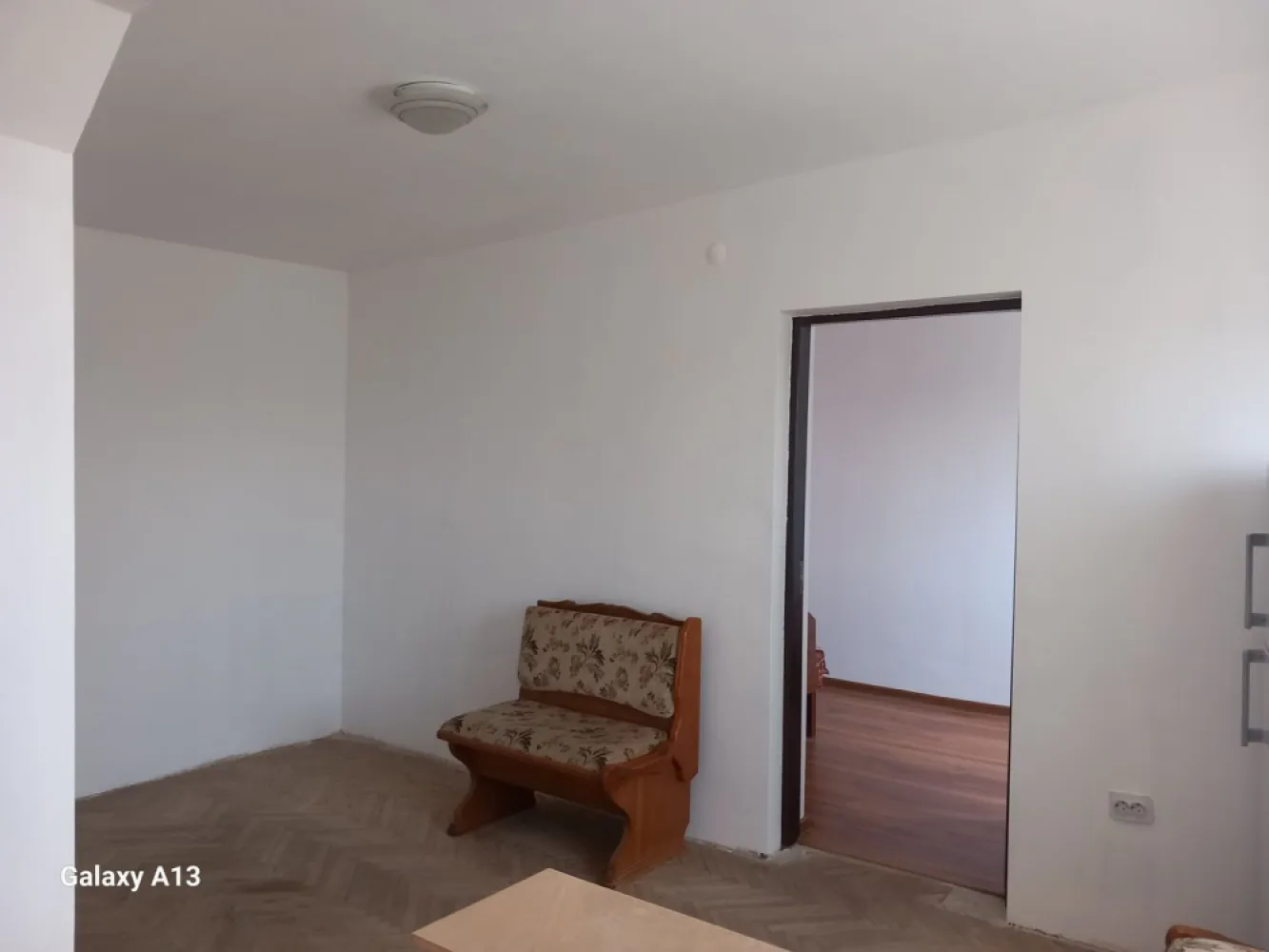 BRASADAS vinde ap 2 cam 33mp CARAMIDA la etajul 4 în Micro 14. - Agenția BRASADAS vinde apartament cu doua camere 33mp din CARAMIDA la etajul 4 în Micro 14 cu acoperis. Apartamentul este mobilat partial si RENOVAT partial. Baia necesita renovare. Disponibil imediat. Pentru mai multe oferte accesați : www.brasadas.com.