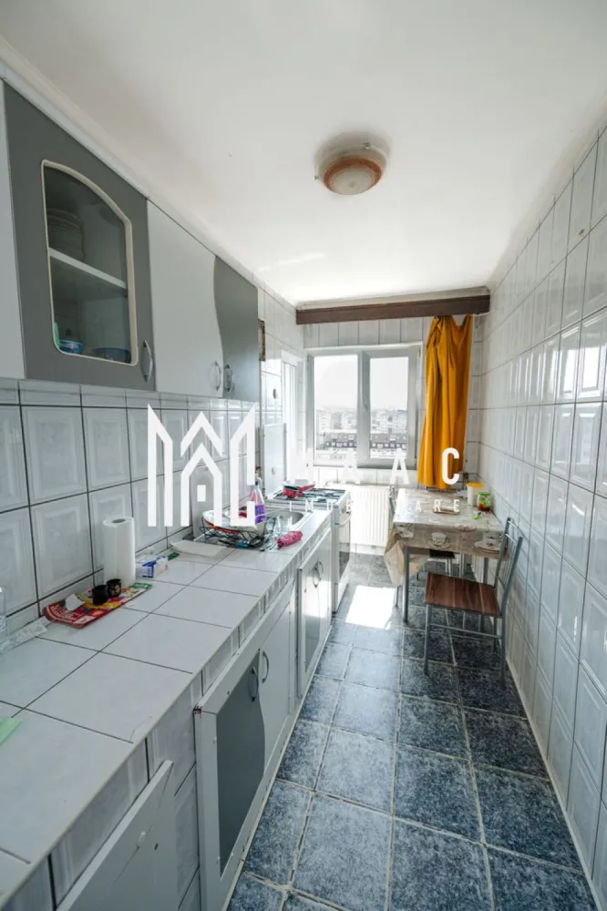 APARTAMENT DE VANZARE 2 CAMERE| OSTROVENI - MAAC Imobiliare va propune spre vanzare un apartament cu 2 camere, situat in Ostroveni la etajul 10 al unui Bloc P+10 cu hidroizolatie pe Bulevardul Pandurilor. Este vorba despre un apartament cu 2 camere, confort 1, decomandat total, in suprafata totala de 59.5MP si utila de 53mp. Avand o suprafata generoasa, acesta are toate camerele spatioase cat si numeroase spatii de depozitare cu diverse functii. Imobilul se propune spre vanzare mobilat si utilat conform fotografiilor. Compartimentare: -Total Decomandat -Hol generos -Bucatarie -Baie cu geam -Dormitor -Living -Spatiu Birou -Debara -Balcon inchis id- CP2777142 }}