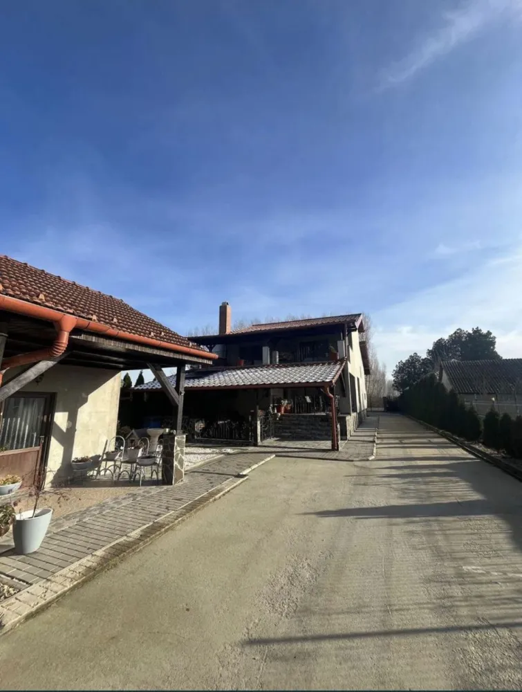 BRASADAS vinde casa in zona AQUASTAR. - Agentia imobiliara BRASADAS vinde casa individuala in zona AQUASTAR construita pe un teren de 20 de ari, din care 8 ari de livada cu pomi fructiferi. Casa construita in 2016, incalzita prin centrala cu peleti. Casa este impartita in Beci: camera tehnica, crama, camara. Parter: Biblioteca, baie de serviciu, living + zona de dining, bucatarie. Etaj: 3 dormitoare, doua bai, dressing. Pod. Un dormitor are o iesire pe o terasa de 50mp, celelalte 2 balcoane au fiecare cate 5mp. Terasa la sol cu iesire de la zona de dining si bucatarie. In spatele casei se afla o bucatarie de vara+un garaj anexat acesteia. In continuare se afla un foisor cu gratar, baie, etc. anexat acestuia se afla un ciubar iar in continuarea acestora se afla livada de pomi fructiferi. www.brasadas.com.