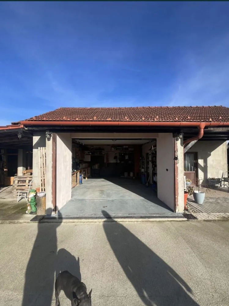 BRASADAS vinde casa in zona AQUASTAR. - Agentia imobiliara BRASADAS vinde casa individuala in zona AQUASTAR construita pe un teren de 20 de ari, din care 8 ari de livada cu pomi fructiferi. Casa construita in 2016, incalzita prin centrala cu peleti. Casa este impartita in Beci: camera tehnica, crama, camara. Parter: Biblioteca, baie de serviciu, living + zona de dining, bucatarie. Etaj: 3 dormitoare, doua bai, dressing. Pod. Un dormitor are o iesire pe o terasa de 50mp, celelalte 2 balcoane au fiecare cate 5mp. Terasa la sol cu iesire de la zona de dining si bucatarie. In spatele casei se afla o bucatarie de vara+un garaj anexat acesteia. In continuare se afla un foisor cu gratar, baie, etc. anexat acestuia se afla un ciubar iar in continuarea acestora se afla livada de pomi fructiferi. www.brasadas.com.