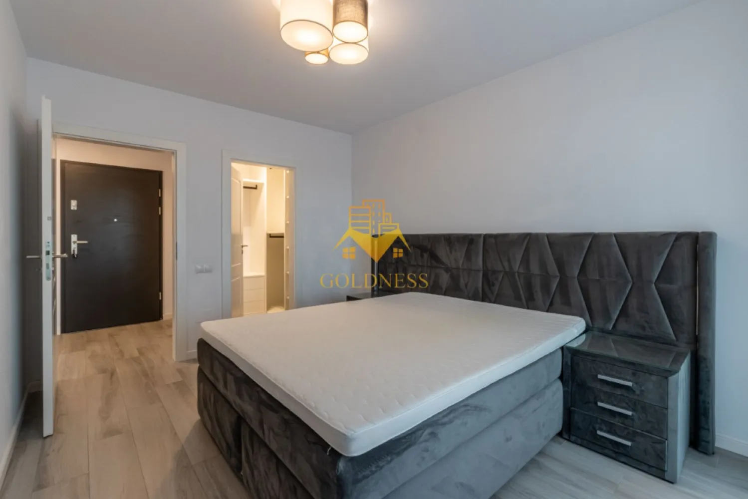 2 camere, modern, bloc nou, parcare, Gheorgheni, Constantin Brancusi - GOLDNESS Imobiliare vă propune spre închiriere un apartament cu 2 camere complet mobilat și utilat, la etajul 5 într-un imobil de 6 etaje, în cartierul Gheorgheni. Apartamentul este compartimentat astfel: - dormitor cu pat matrimonial, dressing, noptiere - living cu bucatarie open-space complet utilată, canapea extensibla, loc de servit masa - baie cu cabina de dus, calorifer port prosop inox și dulap pentru depozitare. - terasa de 6 mp. Imobilul este dotat cu toate cele necesare- centrală proprie, mașină de spălat haine, frigider, plită electrică, hotă, TV, etc. Se află în apropierea stațiilor de transport în comun, magazine, restaurante, spații verzi, farmacii, etc. Se poate inchiria parcare cu 50 EURO! Dacă sunteți interesați de acest apartament și doriți să îl vizionați, dar și pentru alte oferte sau detalii nu ezitați să ne contactați telefonic sau prin e-mail - goldnessimobiliare@gmail.com. Vă stăm la dispoziție!