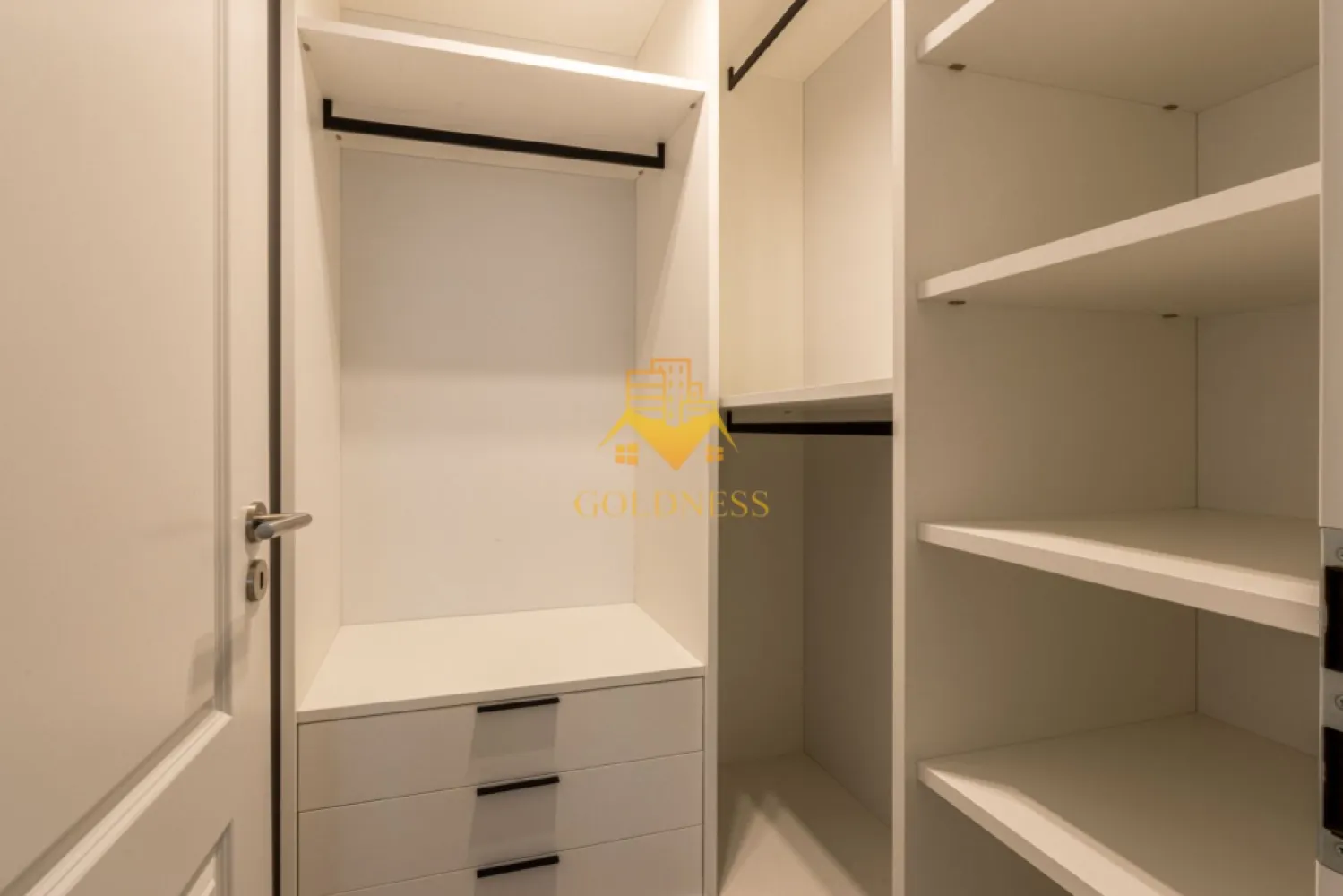 2 camere, modern, bloc nou, parcare, Gheorgheni, Constantin Brancusi - GOLDNESS Imobiliare vă propune spre închiriere un apartament cu 2 camere complet mobilat și utilat, la etajul 5 într-un imobil de 6 etaje, în cartierul Gheorgheni. Apartamentul este compartimentat astfel: - dormitor cu pat matrimonial, dressing, noptiere - living cu bucatarie open-space complet utilată, canapea extensibla, loc de servit masa - baie cu cabina de dus, calorifer port prosop inox și dulap pentru depozitare. - terasa de 6 mp. Imobilul este dotat cu toate cele necesare- centrală proprie, mașină de spălat haine, frigider, plită electrică, hotă, TV, etc. Se află în apropierea stațiilor de transport în comun, magazine, restaurante, spații verzi, farmacii, etc. Se poate inchiria parcare cu 50 EURO! Dacă sunteți interesați de acest apartament și doriți să îl vizionați, dar și pentru alte oferte sau detalii nu ezitați să ne contactați telefonic sau prin e-mail - goldnessimobiliare@gmail.com. Vă stăm la dispoziție!