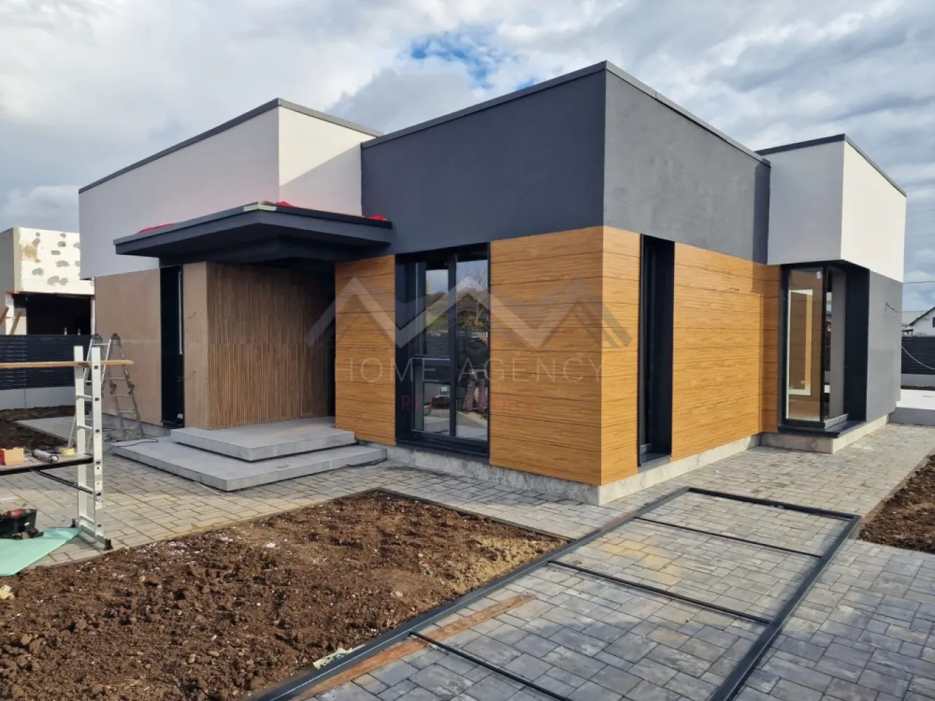 Casa pe parter | Balotești, lângă pădure - Vă propunem, spre vânzare, o casă individuală pe parter, parte dintr-un nou proiect rezidențial amplasat în Balotești, într-o zonă liniștită, lângă pădure, și în apropierea principalelor puncte de interes din Nordul Capitalei. Locuința are o suprafață utilă de 124,64 mp și o suprafață construită desfășurată de 172,8 mp, fiind amplasată pe un teren de 420 mp (disponibilă și în varianta cu 508 mp teren, preț diferit). Compartimentarea interioară este una eficientă și echilibrată: * Living spațios de 27,74 mp, cu lumină naturală abundentă, ce permite amenajarea atât a unei zone de relaxare, cât și de dining. * Bucătărie de 15,51 mp, retrasă față de zona de zi și cu acces direct către terasă. La cerere, aceasta poate fi închisă complet. * Trei dormitoare, dintre care unul matrimonial cu baie proprie și dressing, iar celelalte două deservite de o baie. * Cameră tehnică dedicată pentru centrală și multiple spații de depozitare. * Două băi moderne și spațioase, gândite pentru utilizare practică. Construcția este realizată din cărămidă Porotherm de 30 cm, izolată la exterior cu polistiren de 15 cm, și este echipată cu geamuri tripan 4 Season, placă de beton peste parter și acoperiș din tablă tip Lindab, oferind durabilitate și confort termic ridicat. Încălzirea este integral în pardoseală, cu distribuitor separat pentru fiecare cameră, iar curtea se predă complet amenajată. În plus, casa se predă cu finisaje și obiecte sanitare de calitate, alese de viitorul proprietar, pentru a se potrivi perfect gusturilor și nevoilor familiei. Poziționarea reprezintă un avantaj major: locuința se află în proximitatea pădurii Balotești, într-un cadru natural aerisit, dar în același timp aproape de magazine, școli, grădinițe și mijloace de transport. Accesul facil către DN1 și zona de Nord a Bucureștiului face ca această casă să fie alegerea ideală pentru familiile care își doresc atât liniște și intimitate, cât și conectivitate rapidă la oraș. Programează acum o vizionare!