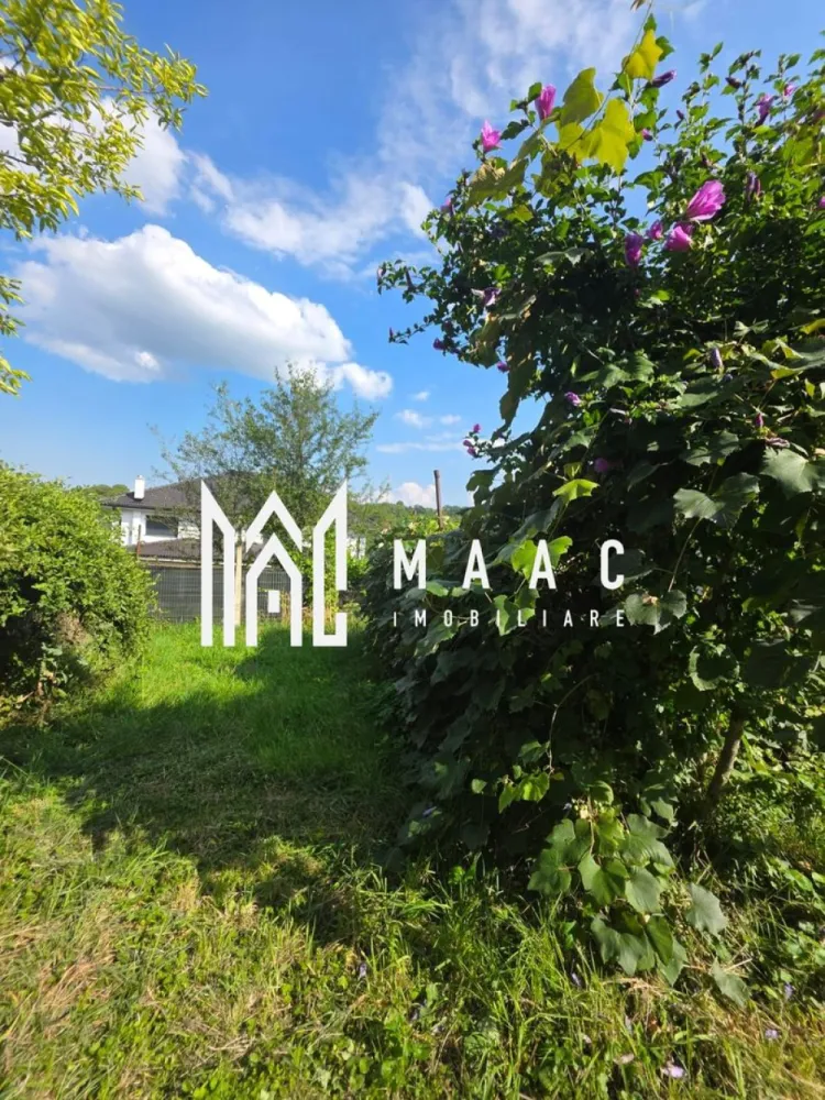 Teren Intravilan I Utilitati I 1400mp I Cisnadie - MAAC Imobiliare va prezinta un teren cu o suprafata de 1400 mp, intravilan, cu toate utilitatiile ( curent, gaz, apa ), situat intr-o zona de case din Cisnadie. Toate actele sunt actuale si libere de sarcini. Se poate construii imediat. Pe teren exista deja o casa cu 3 camere ( Necesita renovare ), Pivnita si Magazie pentru unelte. Acces la drum principal, in imediata apropiere se regaseste centrul Orasului Cisnadie, magazine, farmacii. Ideal pentru constructie unifamiliala, cabana sau casa de vacanta. Imprejmuit cu gard. Pentru detalii suplimentare sau vizionari, mentionati ID : CP2669703 }}