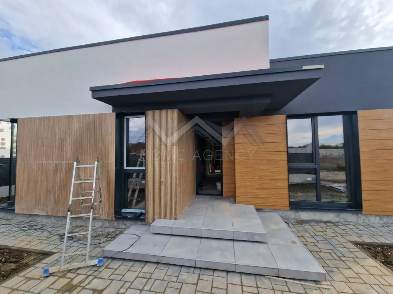 Casa pe parter | Balotești, lângă pădure - Vă propunem, spre vânzare, o casă individuală pe parter, parte dintr-un nou proiect rezidențial amplasat în Balotești, într-o zonă liniștită, lângă pădure, și în apropierea principalelor puncte de interes din Nordul Capitalei. Locuința are o suprafață utilă de 124,64 mp și o suprafață construită desfășurată de 172,8 mp, fiind amplasată pe un teren de 420 mp (disponibilă și în varianta cu 508 mp teren, preț diferit). Compartimentarea interioară este una eficientă și echilibrată: * Living spațios de 27,74 mp, cu lumină naturală abundentă, ce permite amenajarea atât a unei zone de relaxare, cât și de dining. * Bucătărie de 15,51 mp, retrasă față de zona de zi și cu acces direct către terasă. La cerere, aceasta poate fi închisă complet. * Trei dormitoare, dintre care unul matrimonial cu baie proprie și dressing, iar celelalte două deservite de o baie. * Cameră tehnică dedicată pentru centrală și multiple spații de depozitare. * Două băi moderne și spațioase, gândite pentru utilizare practică. Construcția este realizată din cărămidă Porotherm de 30 cm, izolată la exterior cu polistiren de 15 cm, și este echipată cu geamuri tripan 4 Season, placă de beton peste parter și acoperiș din tablă tip Lindab, oferind durabilitate și confort termic ridicat. Încălzirea este integral în pardoseală, cu distribuitor separat pentru fiecare cameră, iar curtea se predă complet amenajată. În plus, casa se predă cu finisaje și obiecte sanitare de calitate, alese de viitorul proprietar, pentru a se potrivi perfect gusturilor și nevoilor familiei. Poziționarea reprezintă un avantaj major: locuința se află în proximitatea pădurii Balotești, într-un cadru natural aerisit, dar în același timp aproape de magazine, școli, grădinițe și mijloace de transport. Accesul facil către DN1 și zona de Nord a Bucureștiului face ca această casă să fie alegerea ideală pentru familiile care își doresc atât liniște și intimitate, cât și conectivitate rapidă la oraș. Programează acum o vizionare!