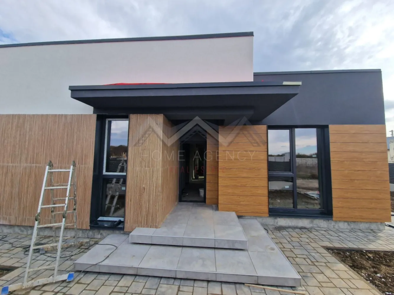 Casa pe parter | Balotești, lângă pădure - Vă propunem, spre vânzare, o casă individuală pe parter, parte dintr-un nou proiect rezidențial amplasat în Balotești, într-o zonă liniștită, lângă pădure, și în apropierea principalelor puncte de interes din Nordul Capitalei. Locuința are o suprafață utilă de 124,64 mp și o suprafață construită desfășurată de 172,8 mp, fiind amplasată pe un teren de 420 mp (disponibilă și în varianta cu 508 mp teren, preț diferit). Compartimentarea interioară este una eficientă și echilibrată: * Living spațios de 27,74 mp, cu lumină naturală abundentă, ce permite amenajarea atât a unei zone de relaxare, cât și de dining. * Bucătărie de 15,51 mp, retrasă față de zona de zi și cu acces direct către terasă. La cerere, aceasta poate fi închisă complet. * Trei dormitoare, dintre care unul matrimonial cu baie proprie și dressing, iar celelalte două deservite de o baie. * Cameră tehnică dedicată pentru centrală și multiple spații de depozitare. * Două băi moderne și spațioase, gândite pentru utilizare practică. Construcția este realizată din cărămidă Porotherm de 30 cm, izolată la exterior cu polistiren de 15 cm, și este echipată cu geamuri tripan 4 Season, placă de beton peste parter și acoperiș din tablă tip Lindab, oferind durabilitate și confort termic ridicat. Încălzirea este integral în pardoseală, cu distribuitor separat pentru fiecare cameră, iar curtea se predă complet amenajată. În plus, casa se predă cu finisaje și obiecte sanitare de calitate, alese de viitorul proprietar, pentru a se potrivi perfect gusturilor și nevoilor familiei. Poziționarea reprezintă un avantaj major: locuința se află în proximitatea pădurii Balotești, într-un cadru natural aerisit, dar în același timp aproape de magazine, școli, grădinițe și mijloace de transport. Accesul facil către DN1 și zona de Nord a Bucureștiului face ca această casă să fie alegerea ideală pentru familiile care își doresc atât liniște și intimitate, cât și conectivitate rapidă la oraș. Programează acum o vizionare!